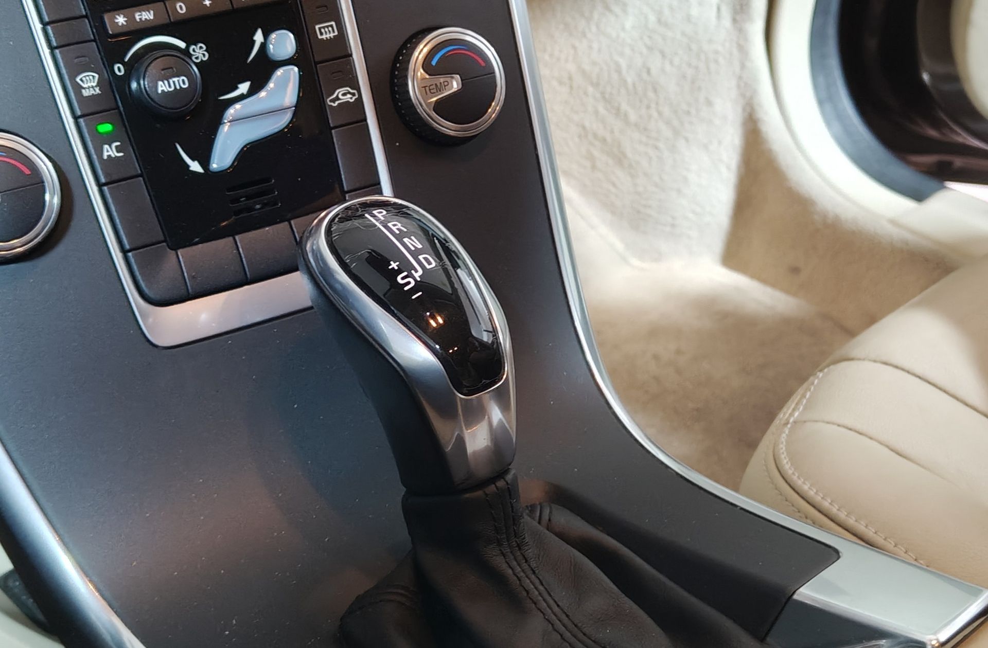 Volvo XC60 D3 Kinetic - foto 5