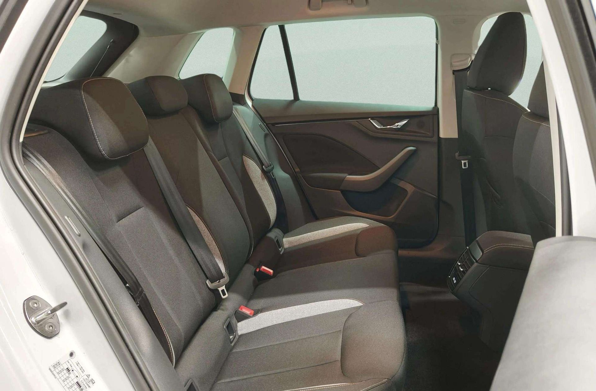 Škoda Kamiq 1.0 TSI Selection DSG - foto 18