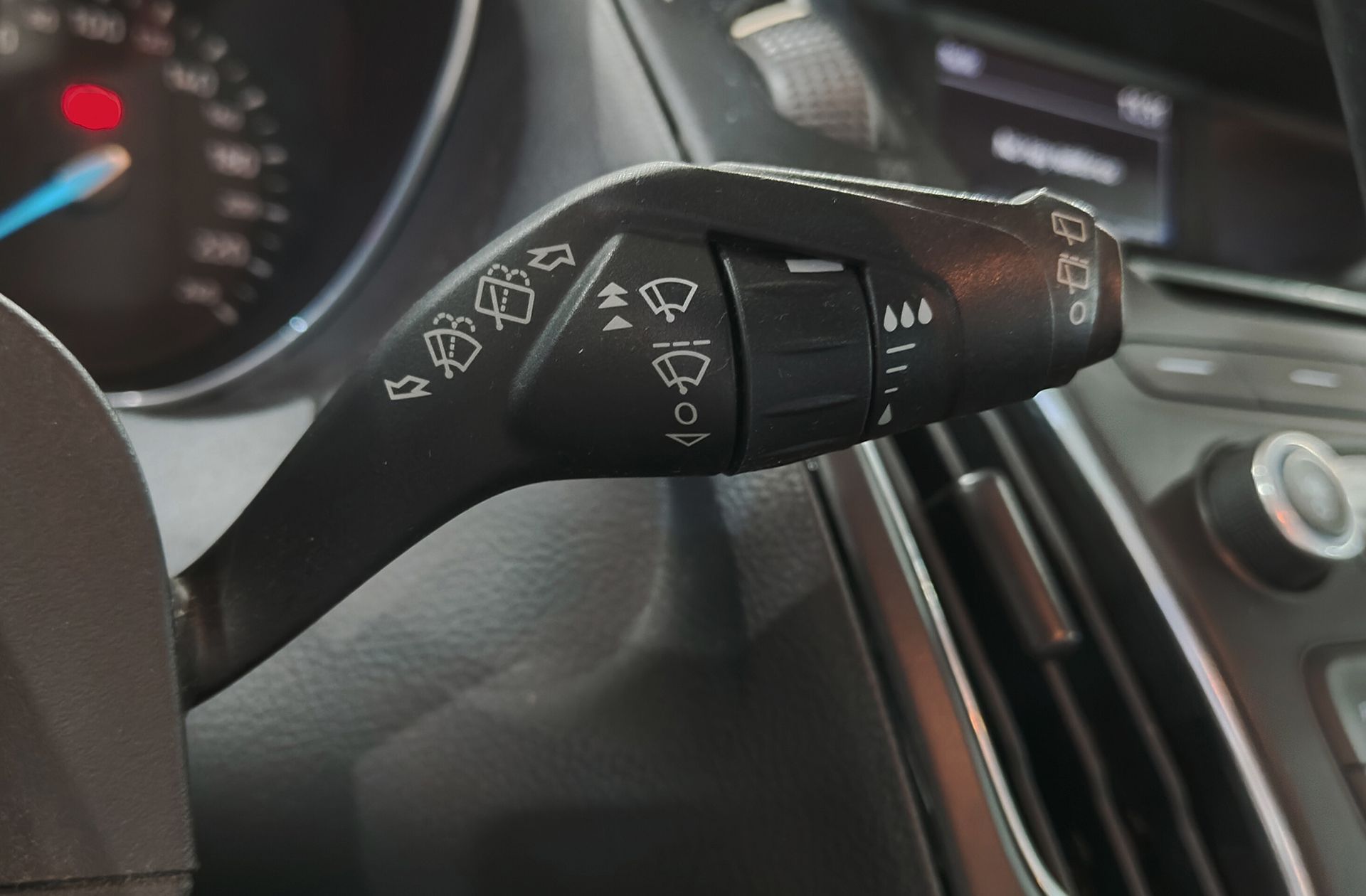 Ford Focus 1.0 EcoBoost Trend+ - foto 24