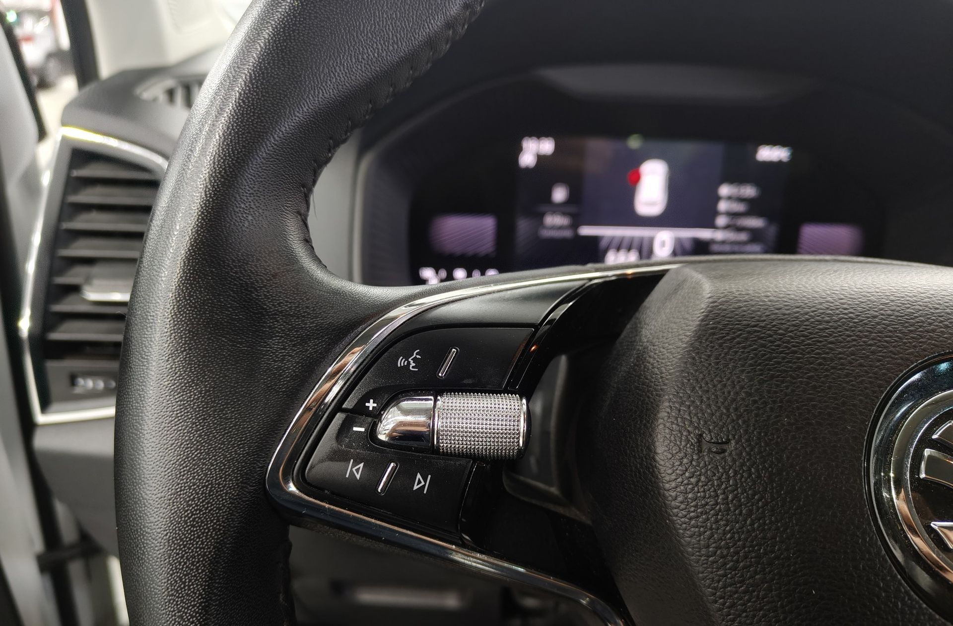 Škoda Karoq 2.0 TDI Selection - foto 28
