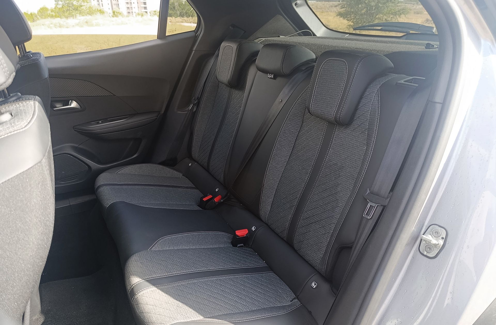 Peugeot 2008 Allure Hybrid eDCS6 - foto 12