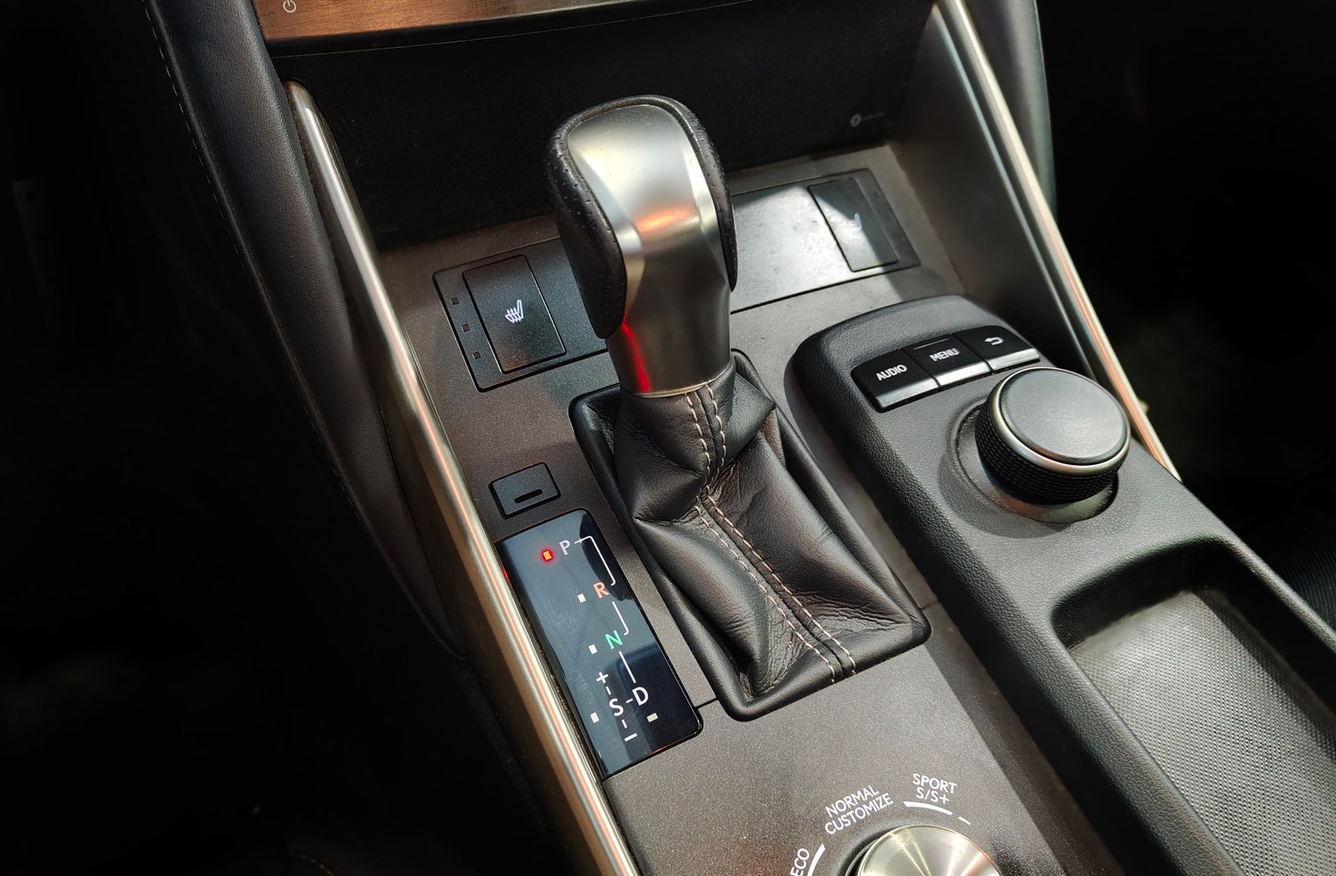 Lexus IS 300h F-Sport - foto 6
