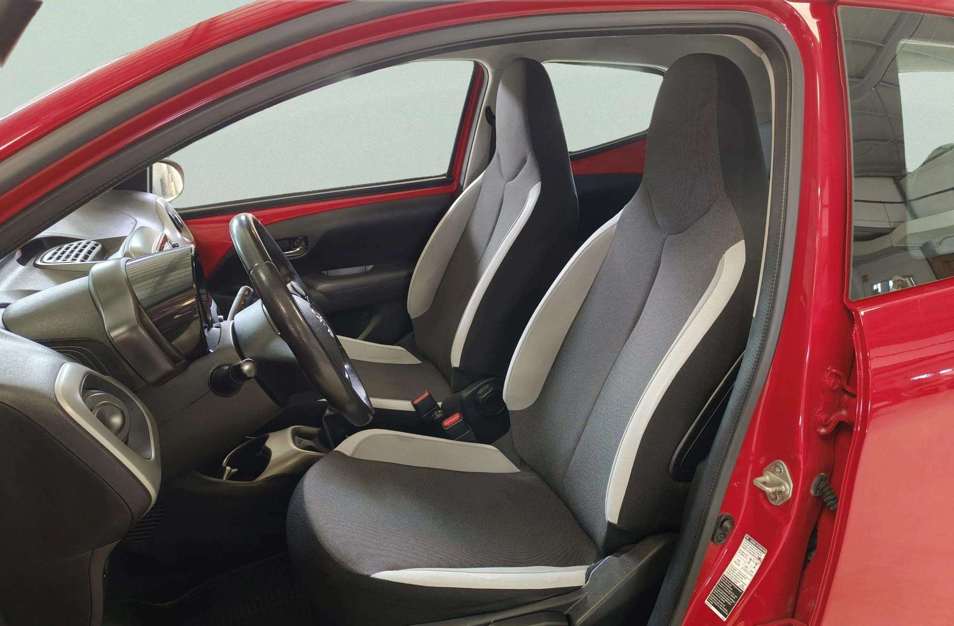 Toyota Aygo 1.0 70 x-play - foto 9