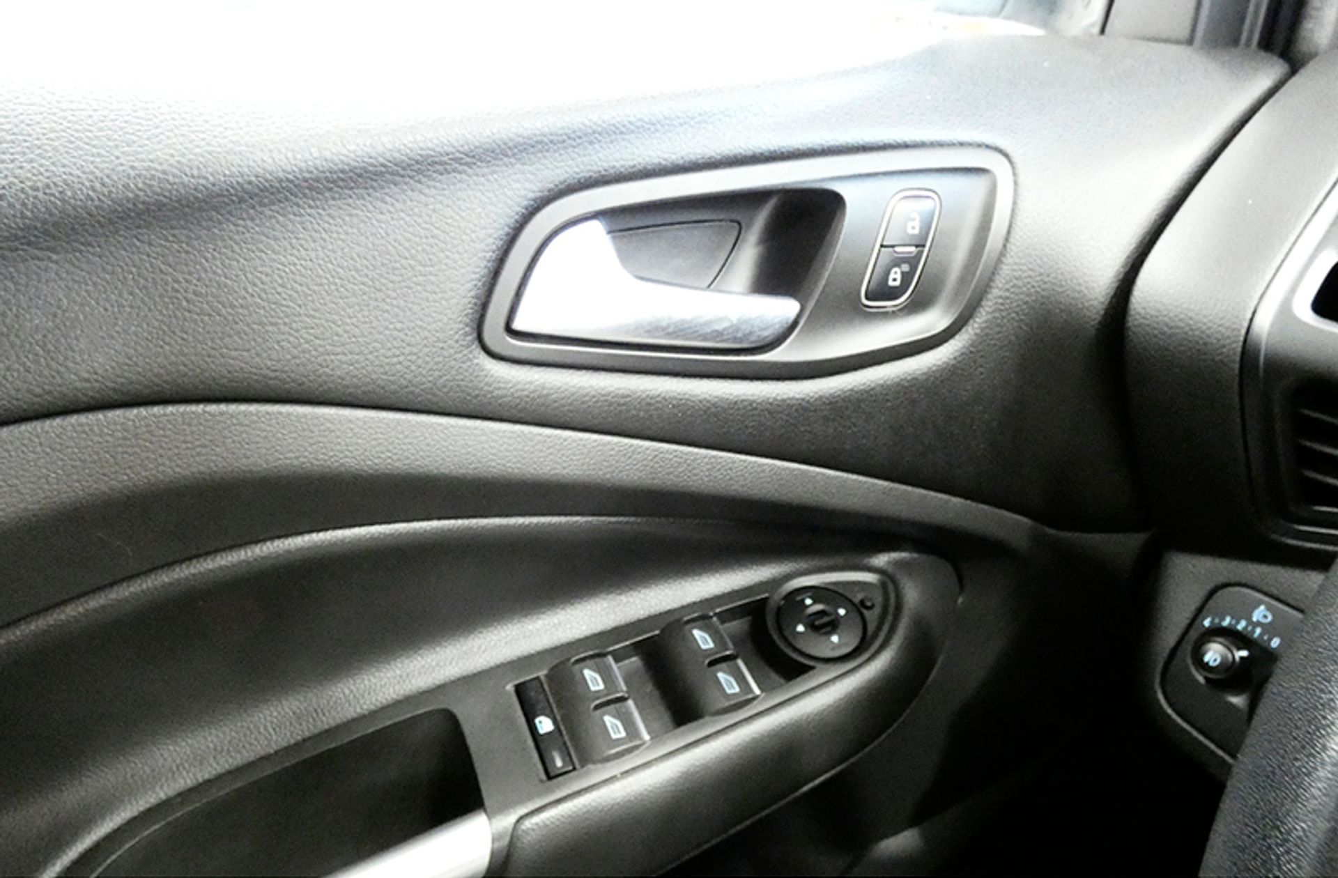 Ford Kuga 1.5 EcoBoost Trend 4x2 - foto 38