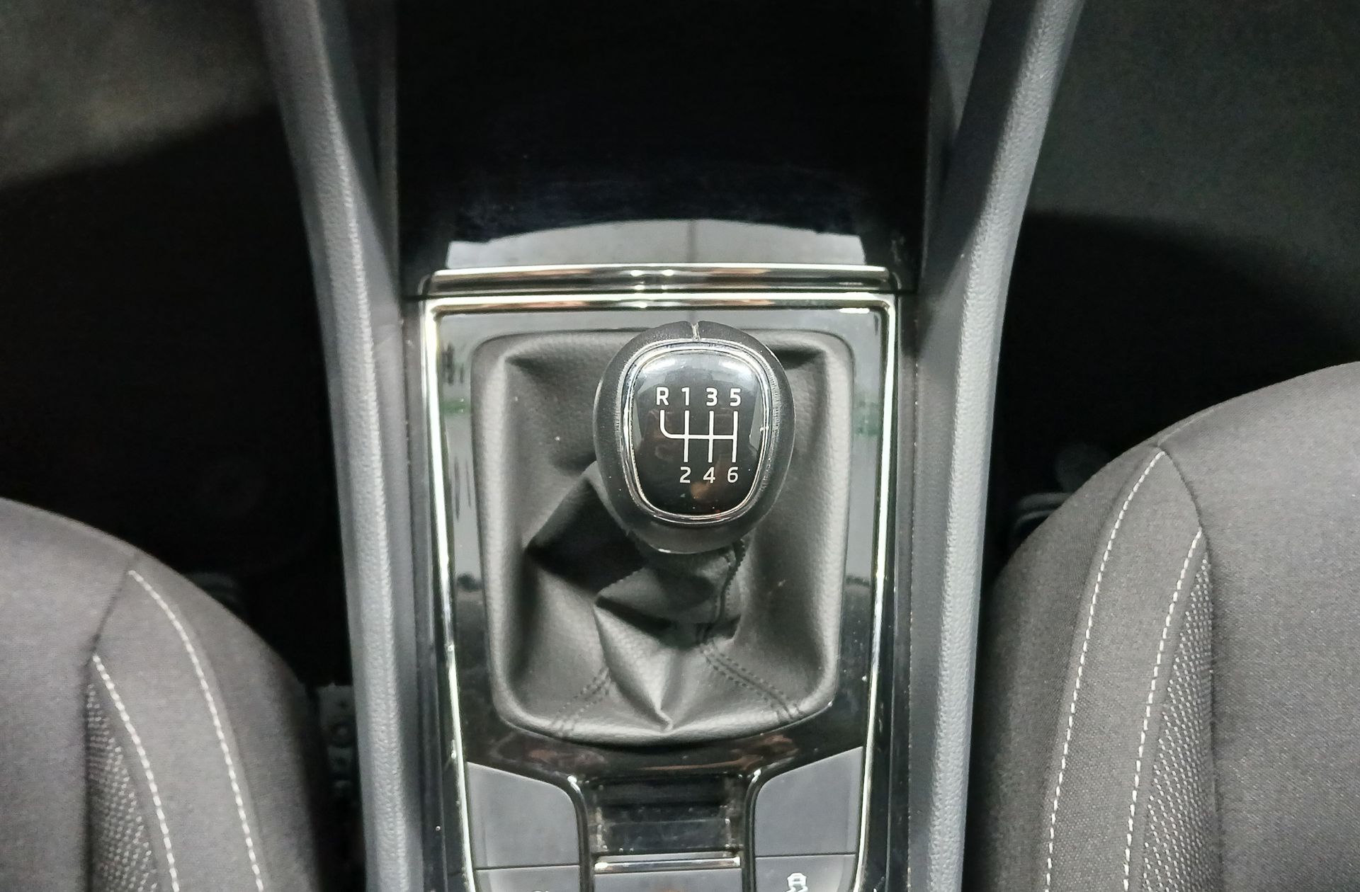 Škoda Karoq 2.0 TDI Selection - foto 5