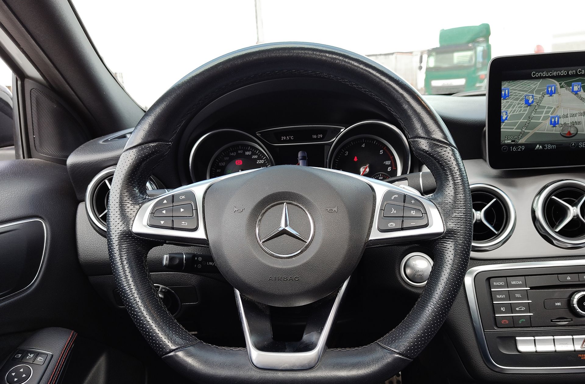 Mercedes-Benz GLA 200 d Pack AMG - foto 28
