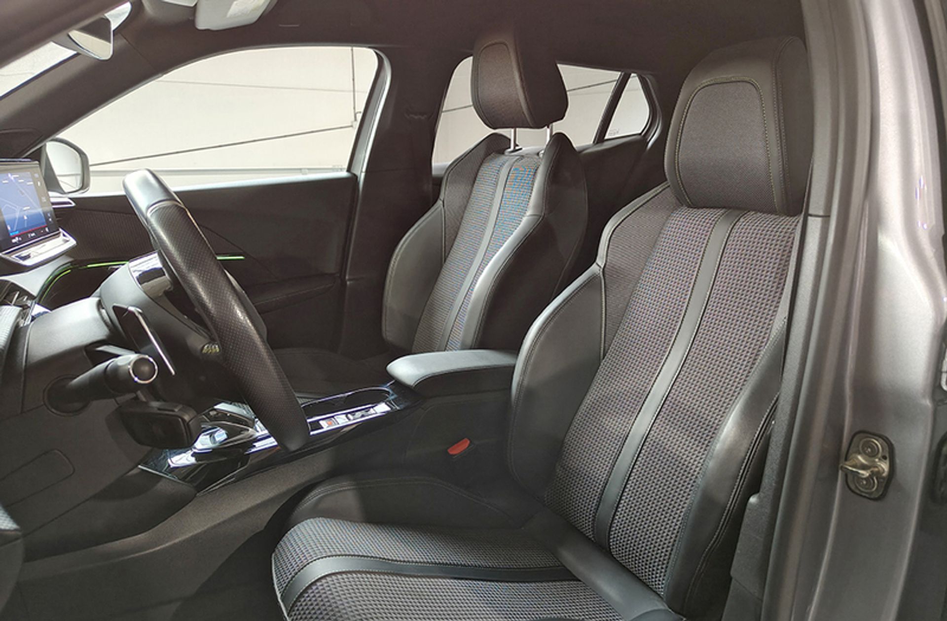 Peugeot 2008 BlueHDi 130 GT EAT8 - foto 14