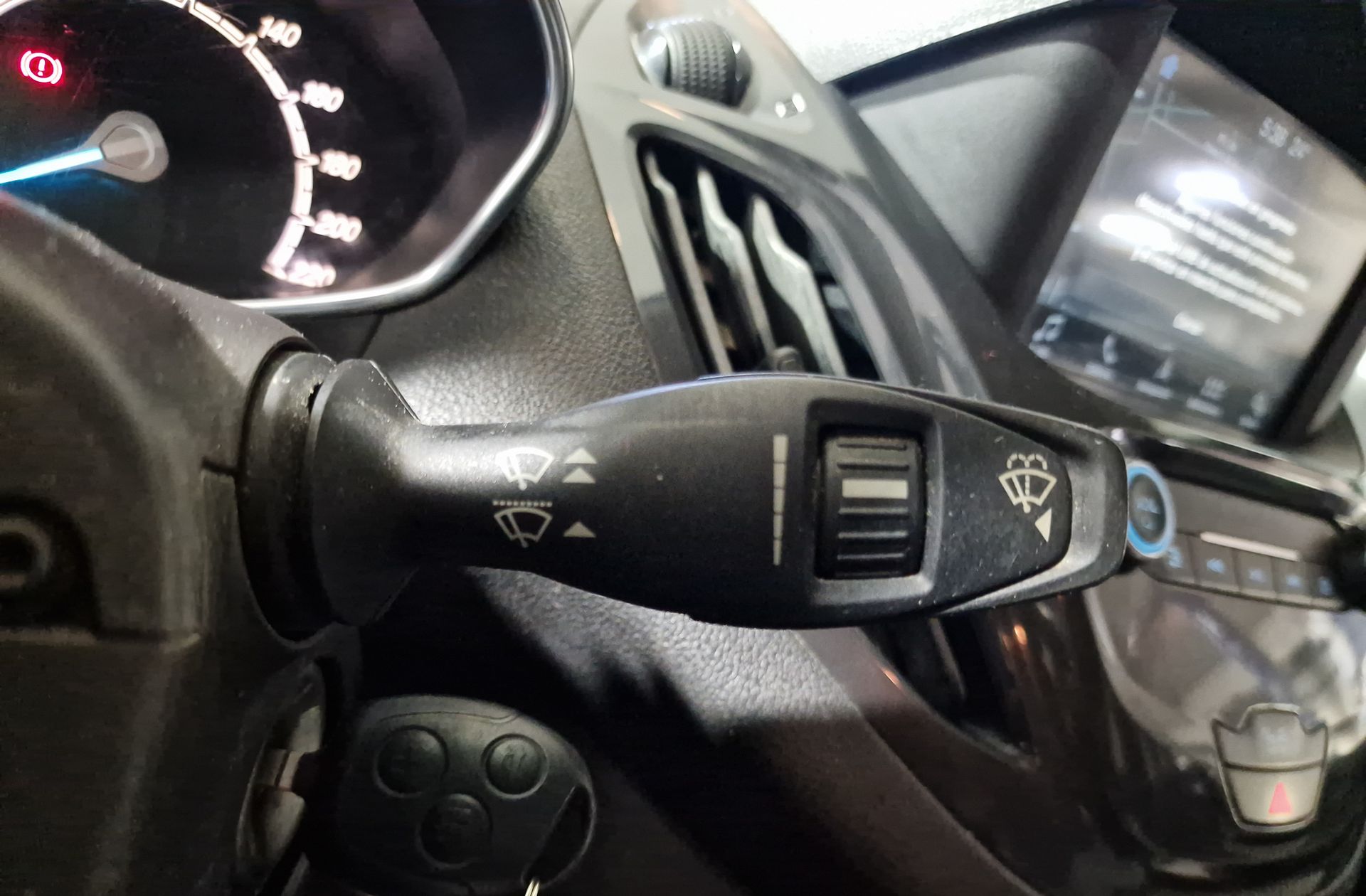 Ford Tourneo Courier 1.0 EcoBoost Titanium - foto 26