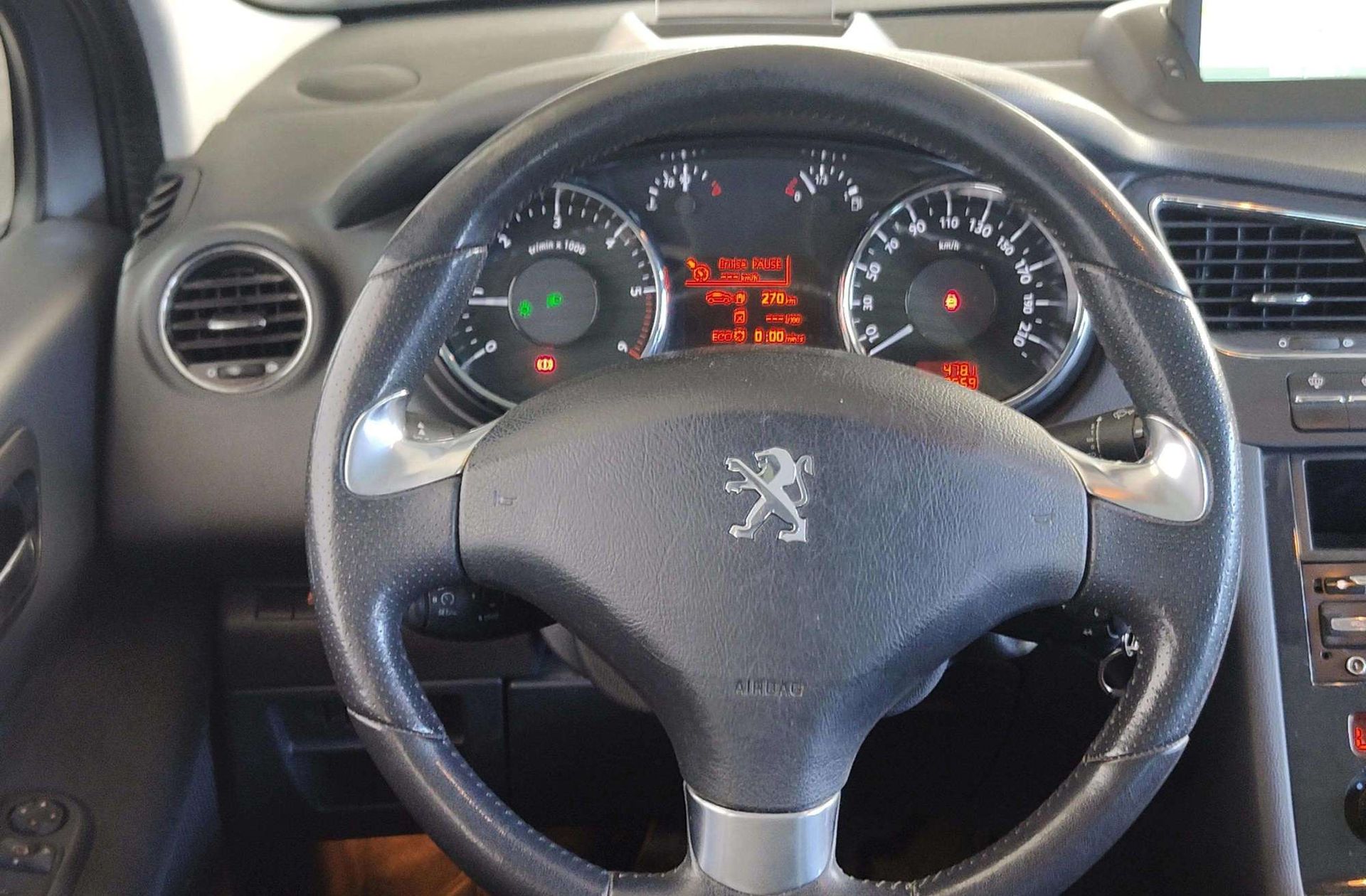 Peugeot 5008 2.0 BlueHDi Allure FAP 7 plazas - foto 23