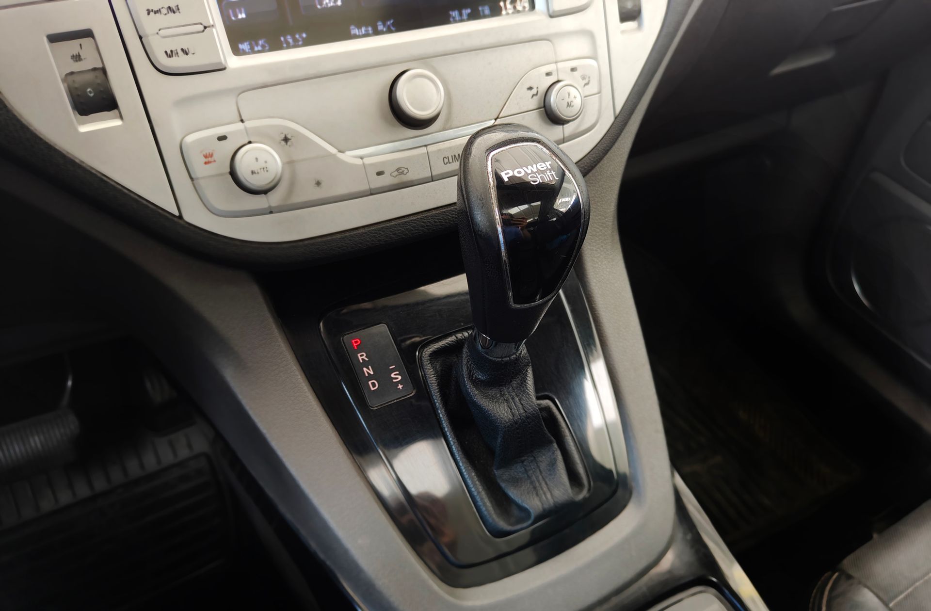 Ford Kuga 2.0 TDCi Titanium 4x4 Powershift - foto 5