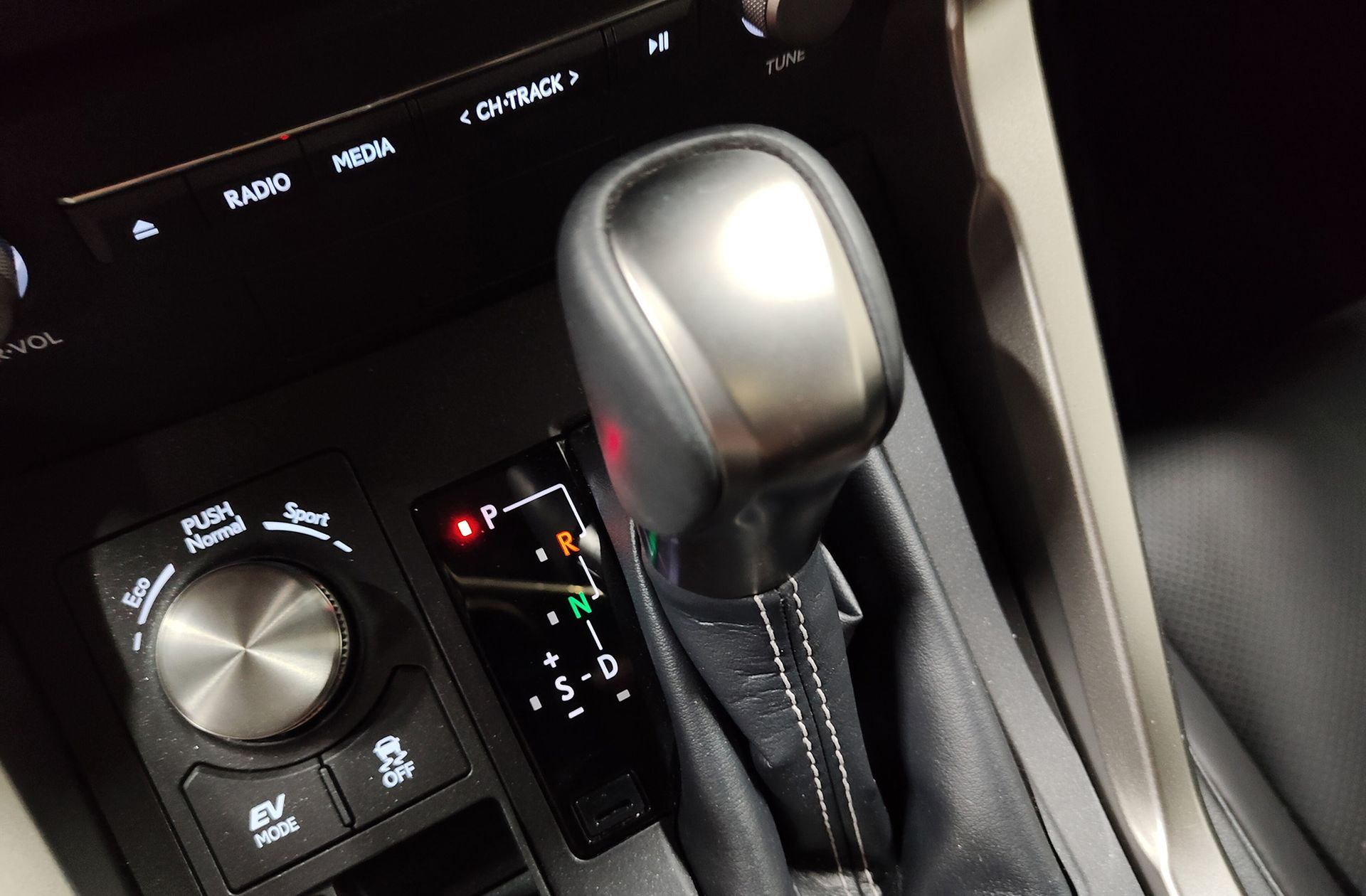 Lexus NX 300h Executive 4WD - foto 5