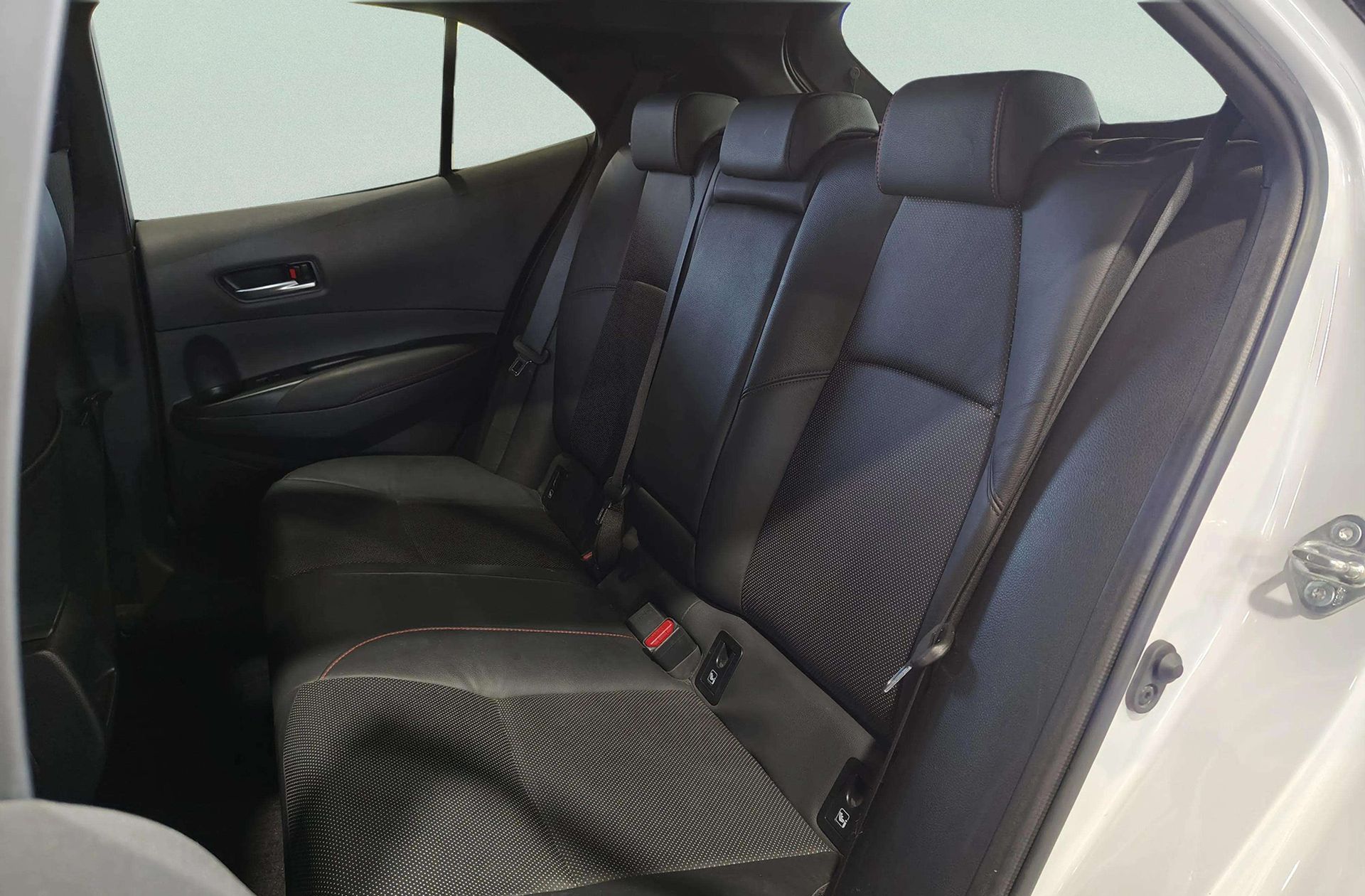 Toyota Corolla 200H GR-Sport - foto 13