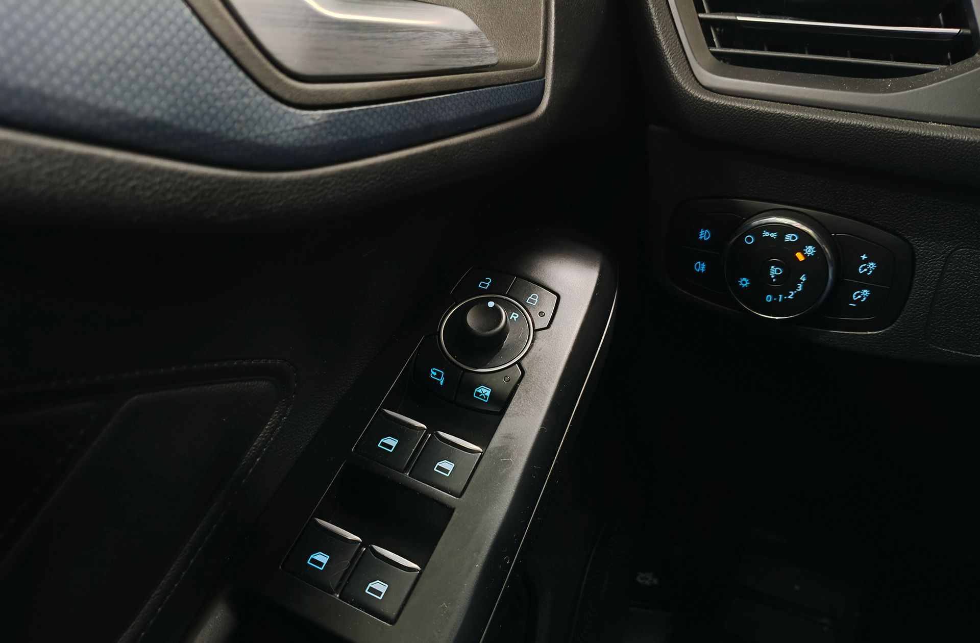Ford Focus 1.0 EcoBoost MHEV Active - foto 37