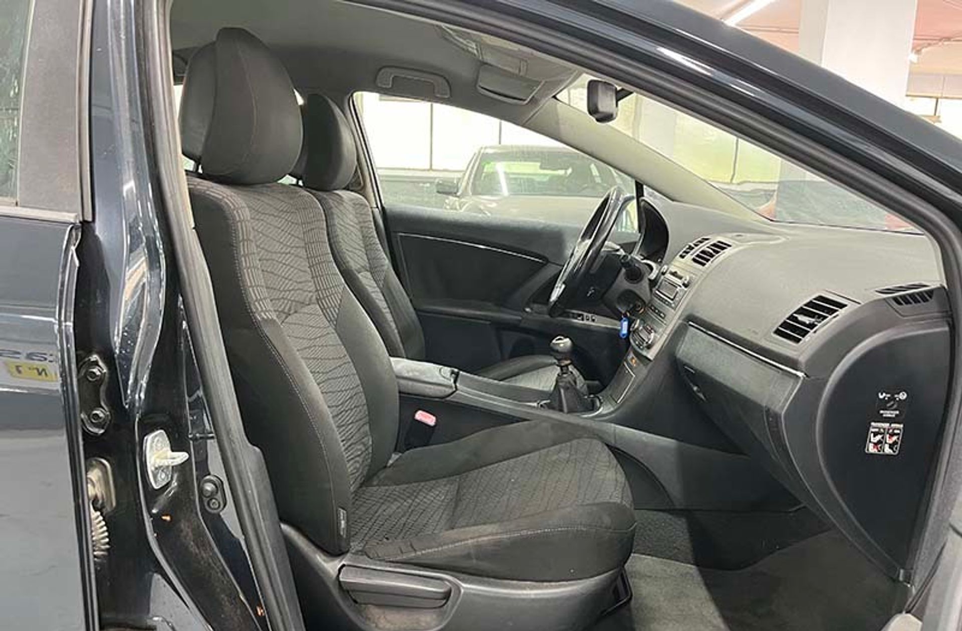 Toyota Avensis 2.0 D-4D Active - foto 14
