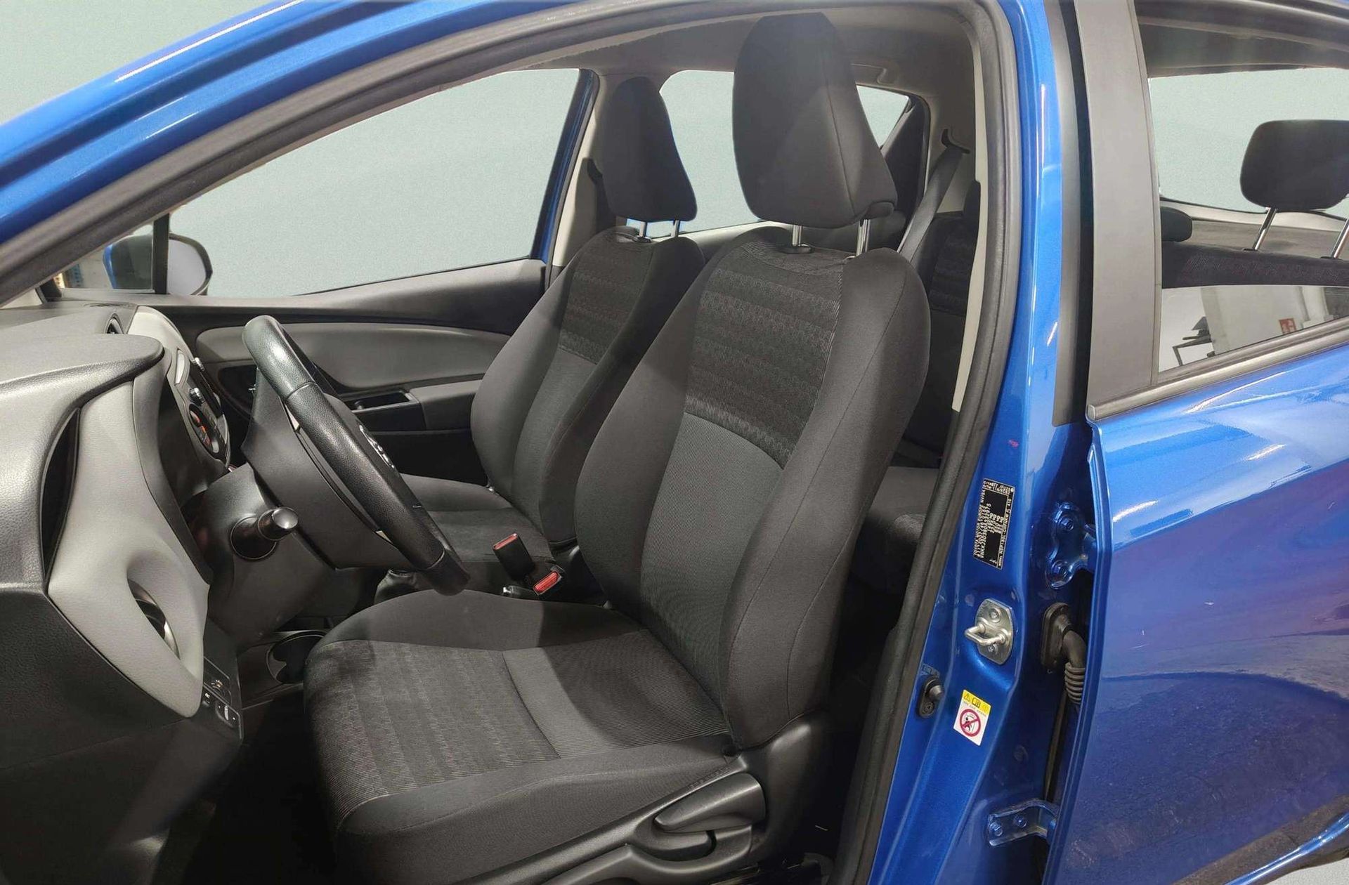 Toyota Yaris 100 Active - foto 9