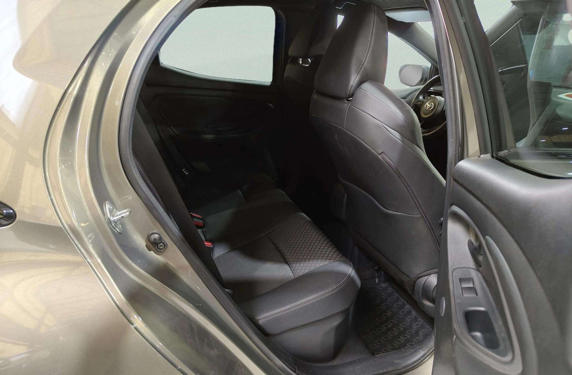 Toyota Yaris 120H Style - foto 13