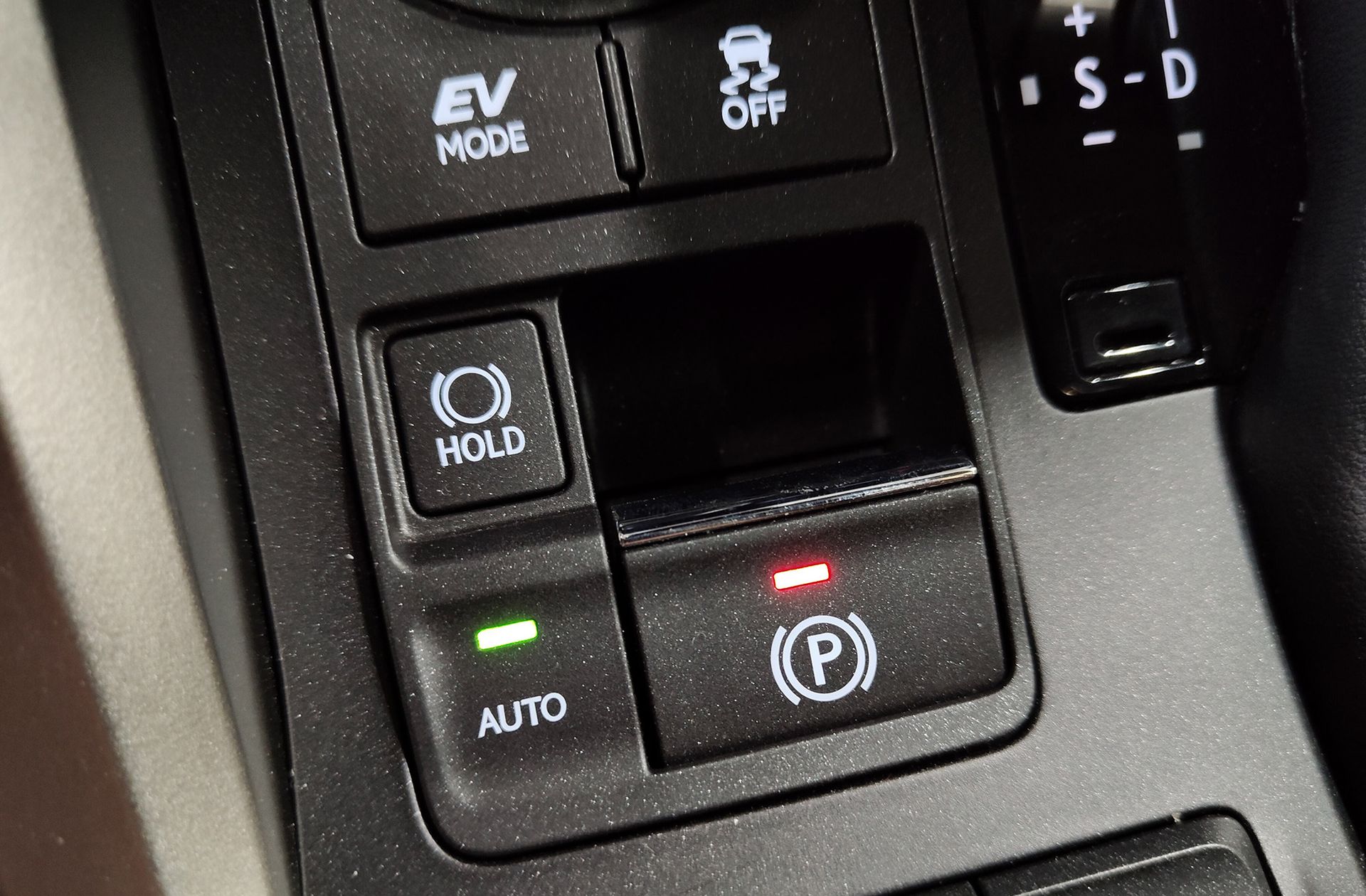 Lexus NX 300h Executive 4WD - foto 38