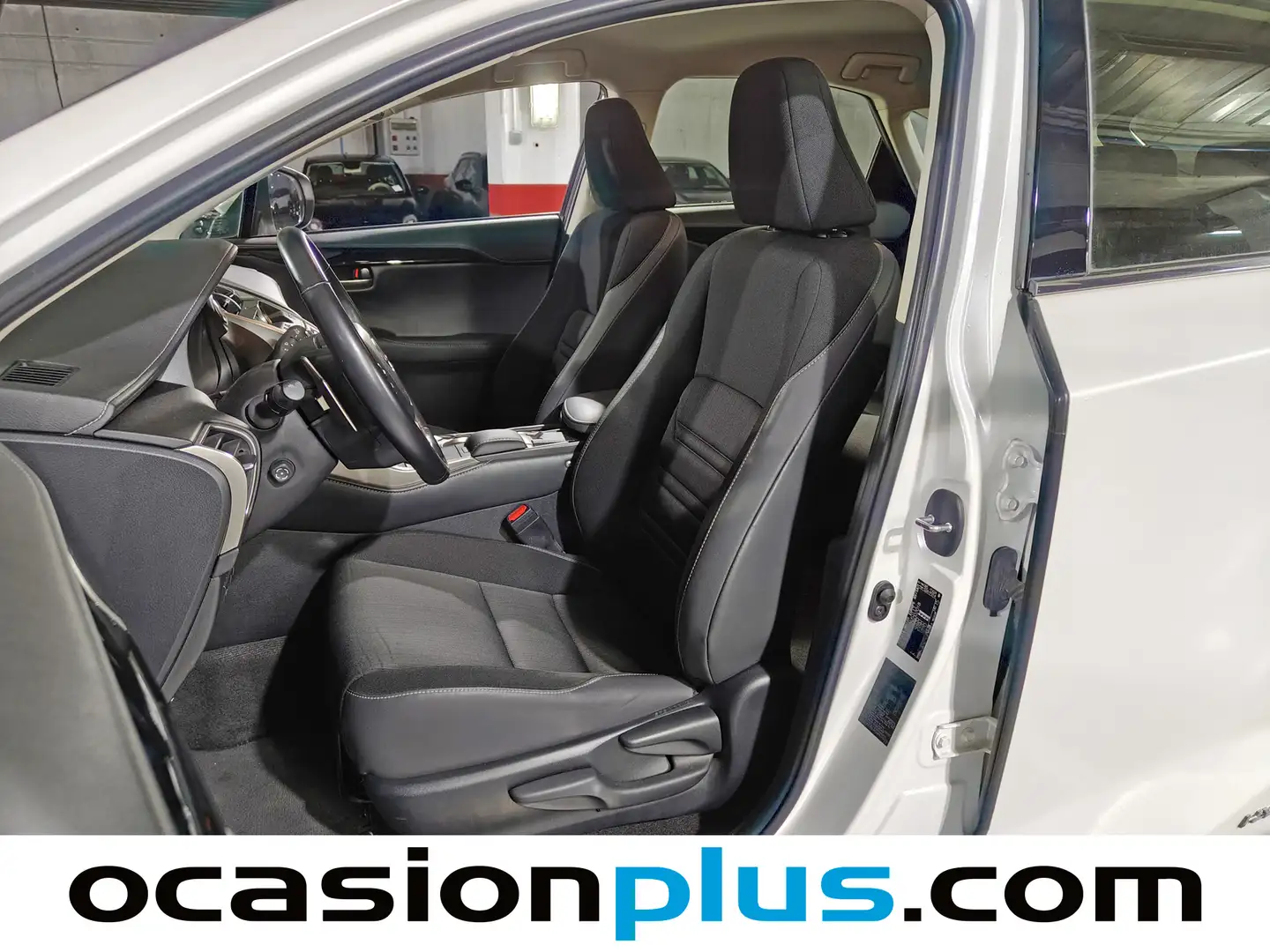 Foto Lexus NX Lexus NX 300h Business 2WD (197 CV)