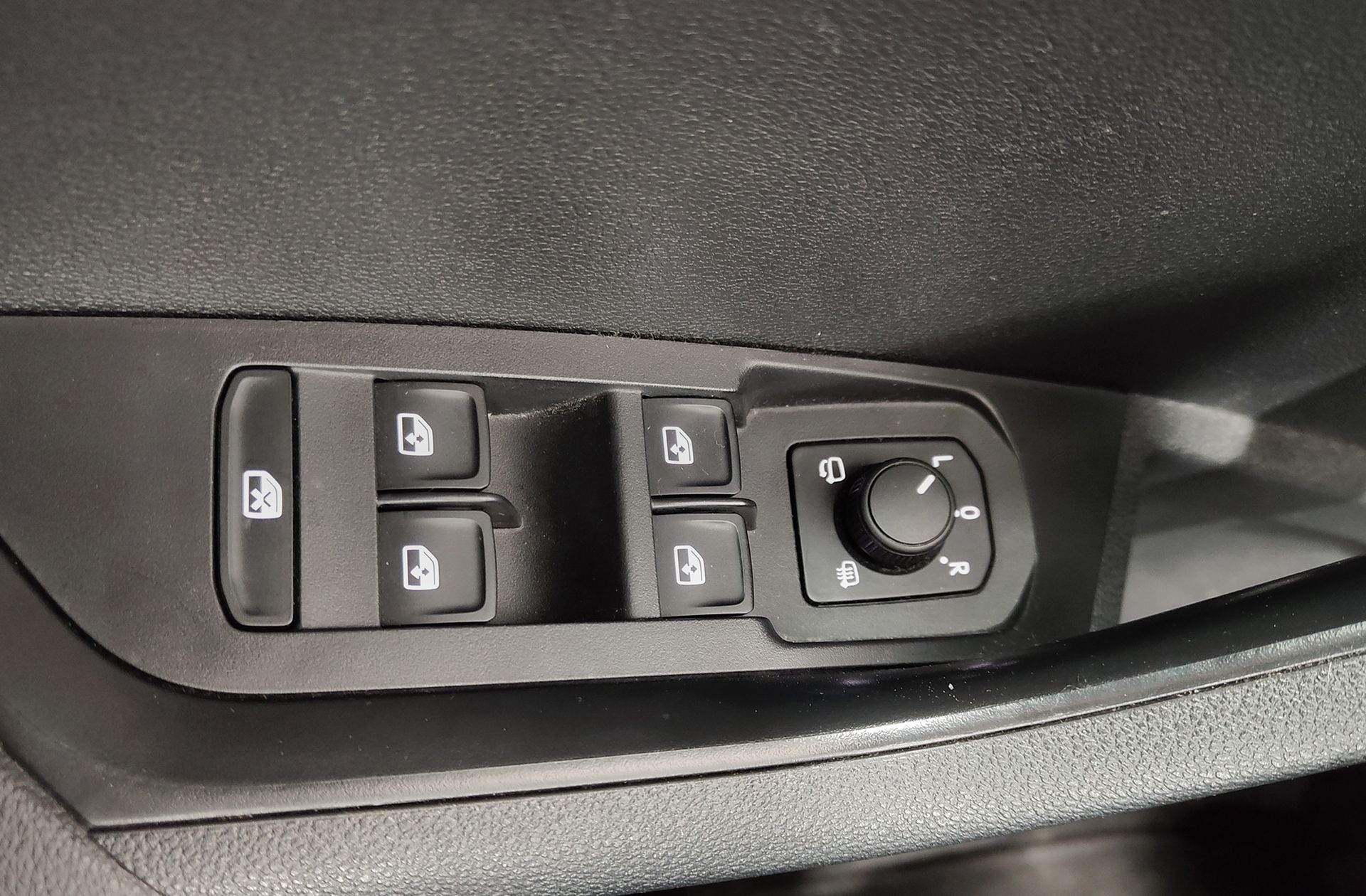 Škoda Karoq 2.0 TDI Ambition - foto 37