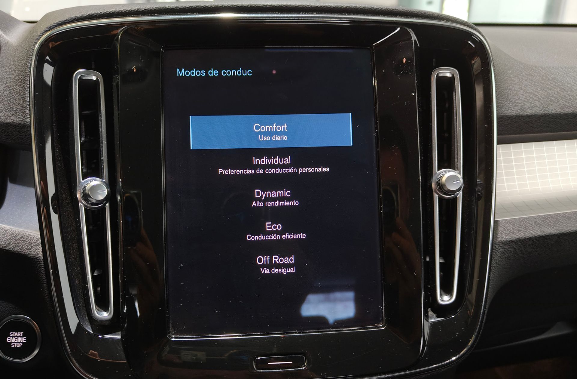 Volvo XC40 B4 G Momentum Pro AWD - foto 10