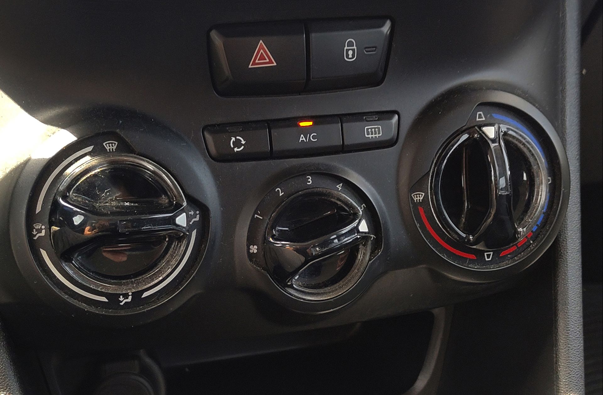 Peugeot 208 1.4 HDi Access - foto 23