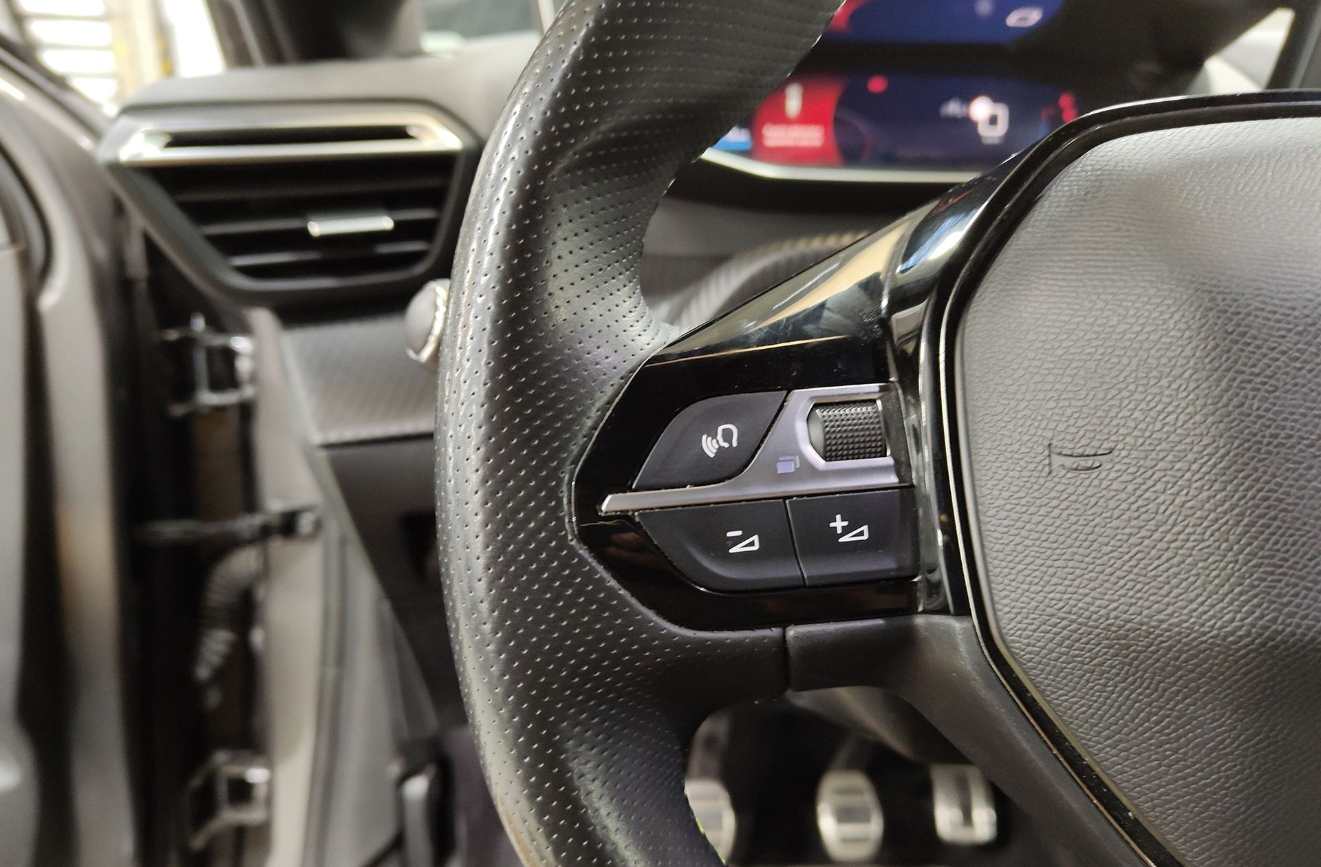 Peugeot 208 BlueHDi 100 GT - foto 32