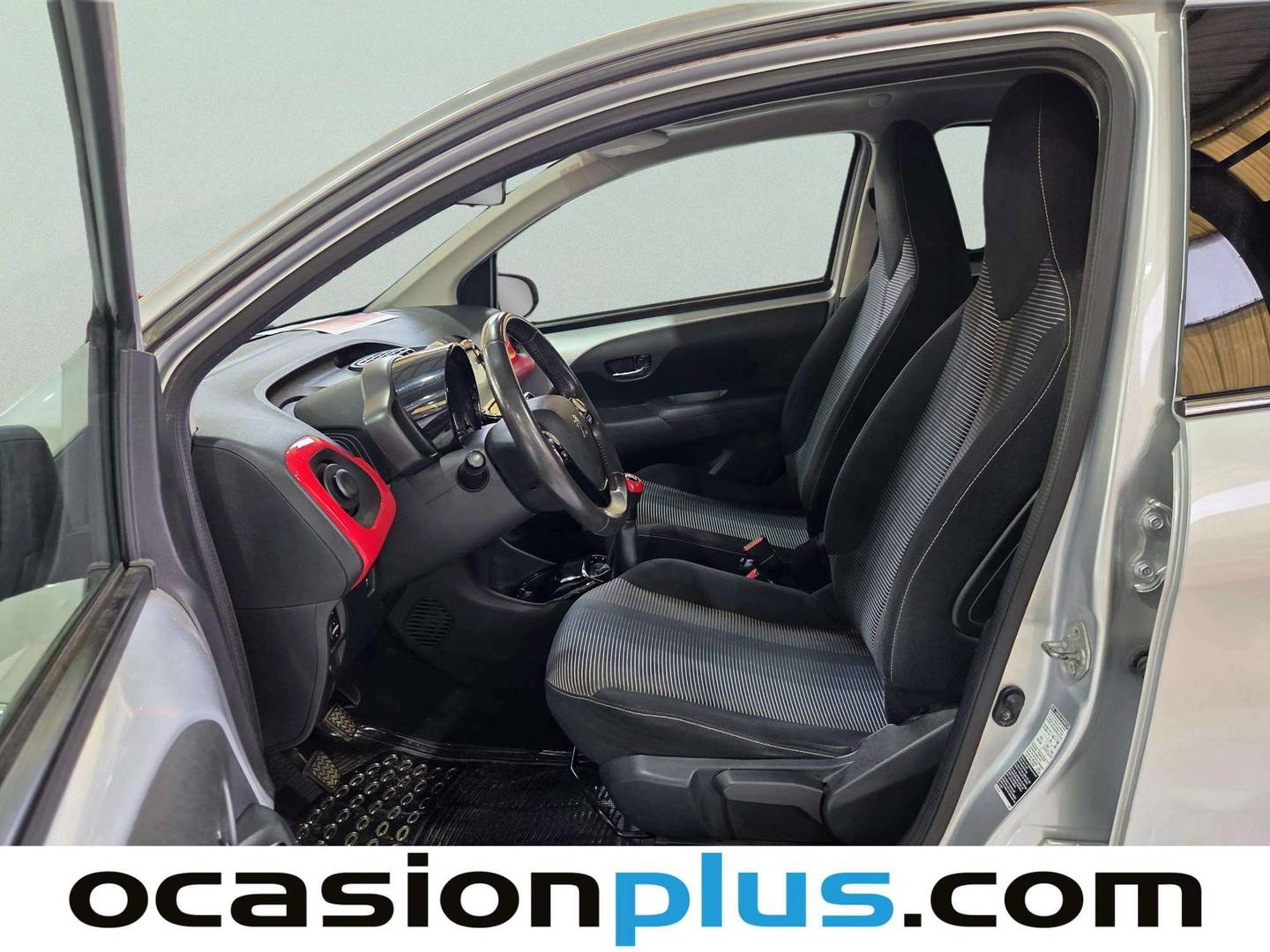 Foto asientos delanteros Peugeot 108 Peugeot 108 1.2 PureTech Top! Allure (82 CV)