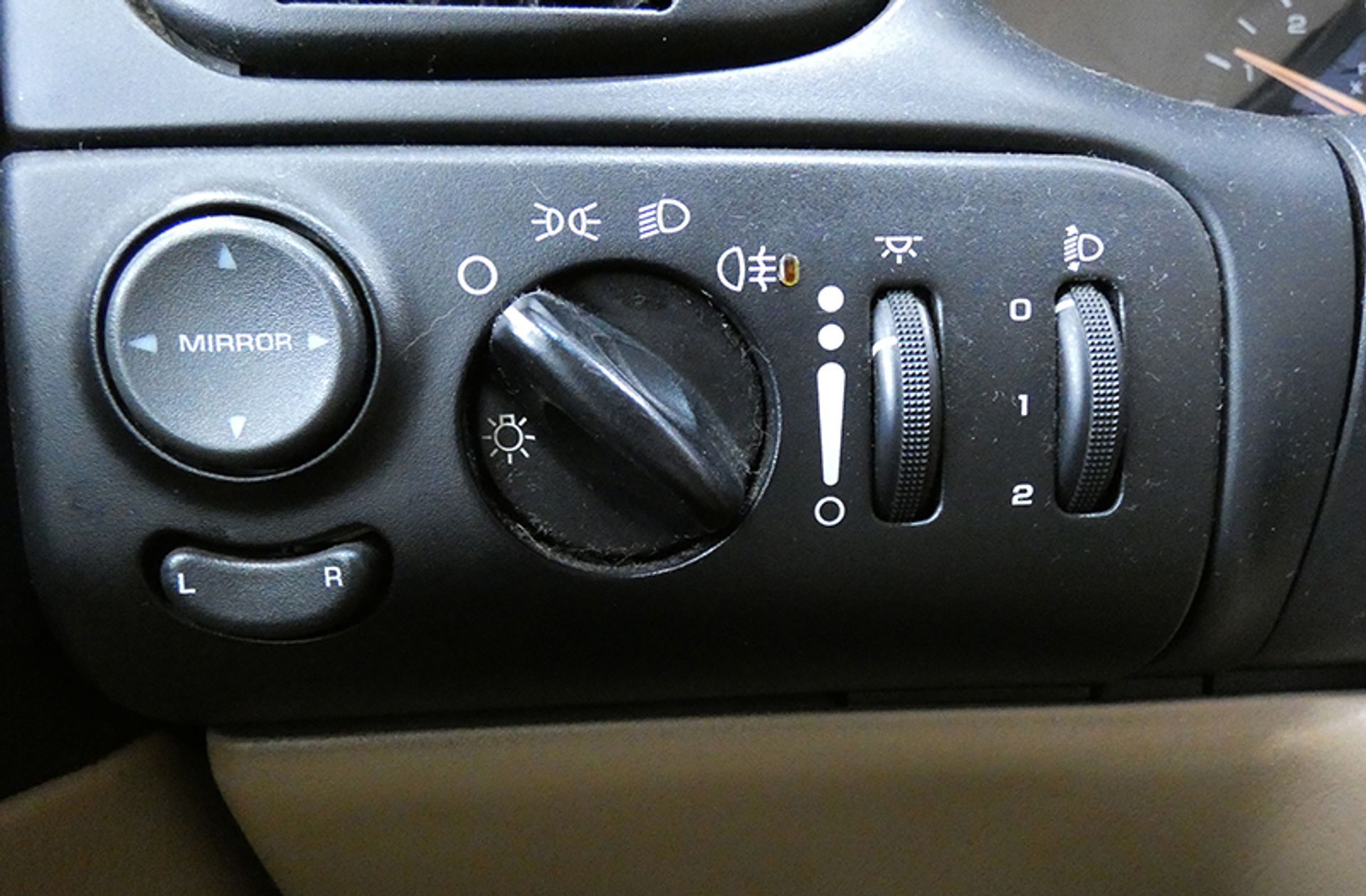 Chrysler Voyager 2.4 SE - foto 11