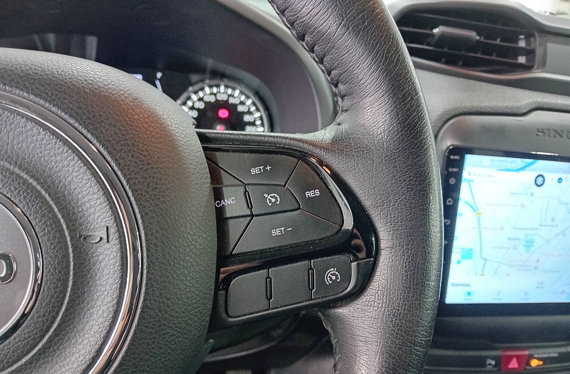 Jeep Renegade 1.6 MultiJet Night Eagle II 4x2 - foto 24