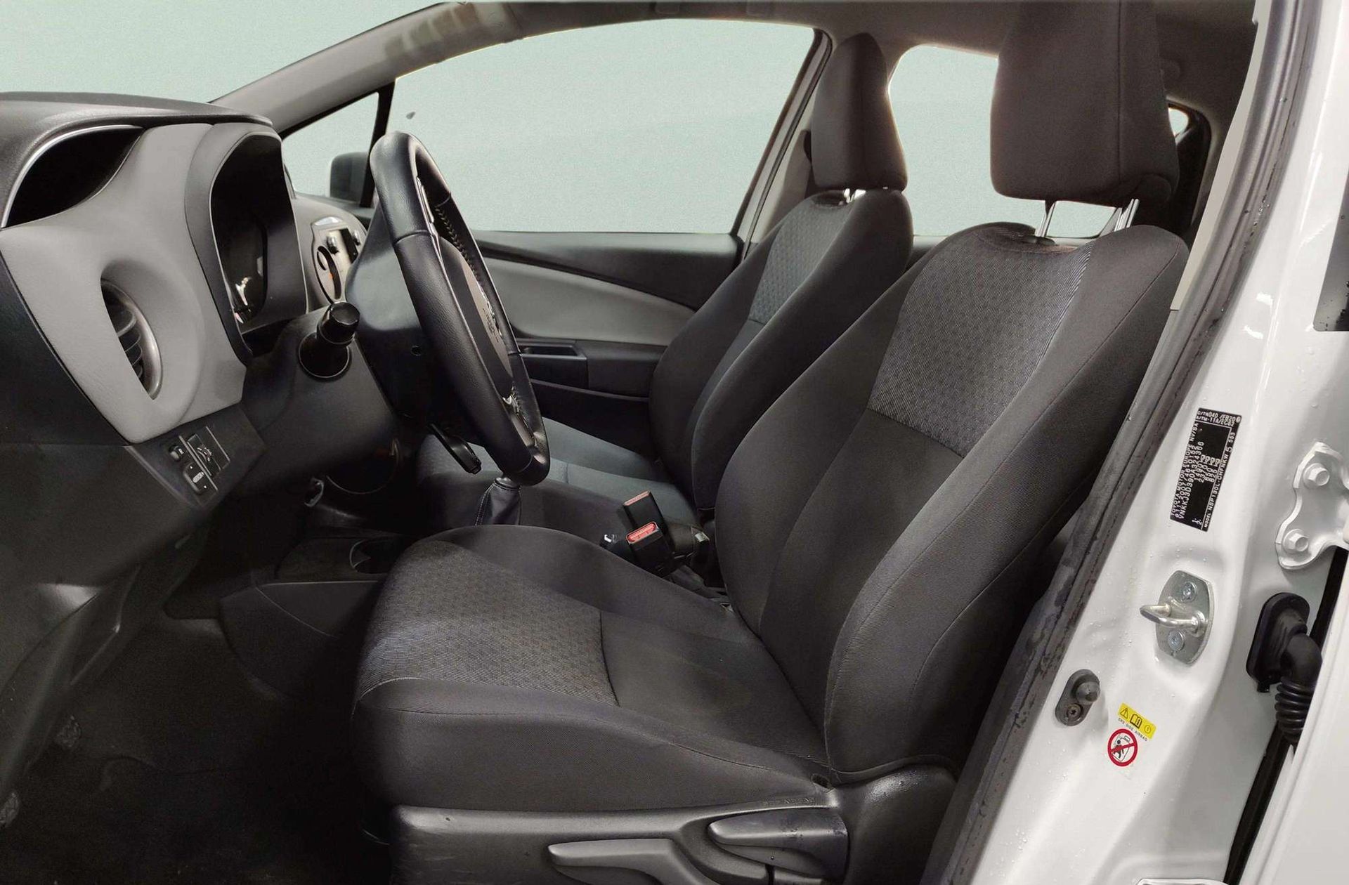 Toyota Yaris 100 Active - foto 9