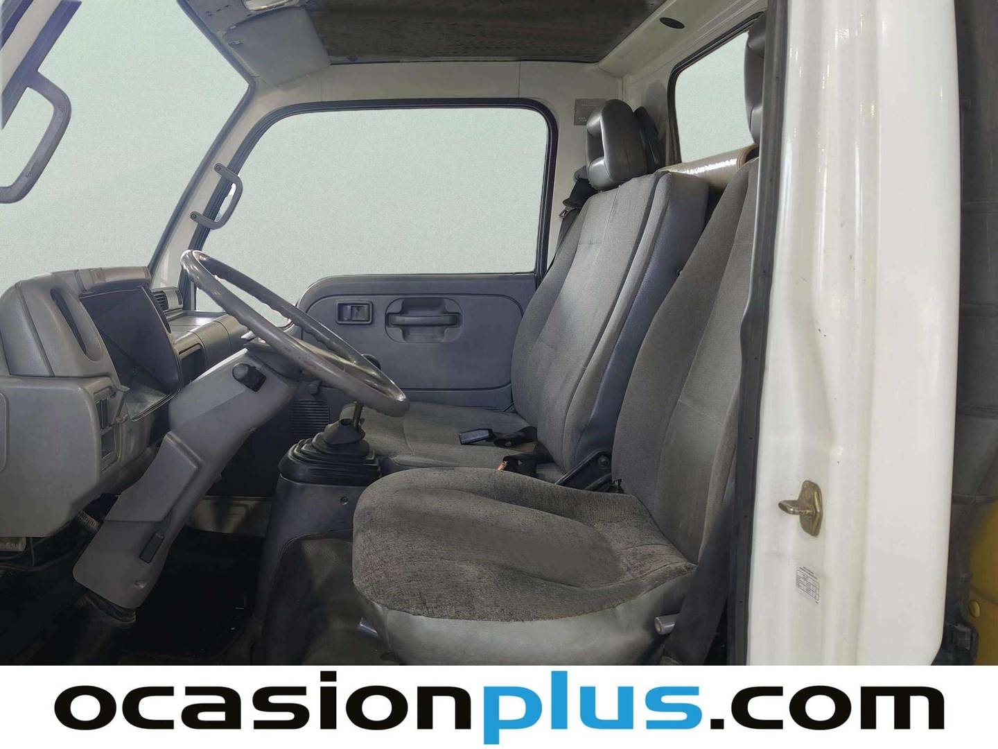 Foto asientos delanteros Nissan Cabstar E Nissan Cabstar Chasis 3.0 TL 120.35/1 corta (120 CV)