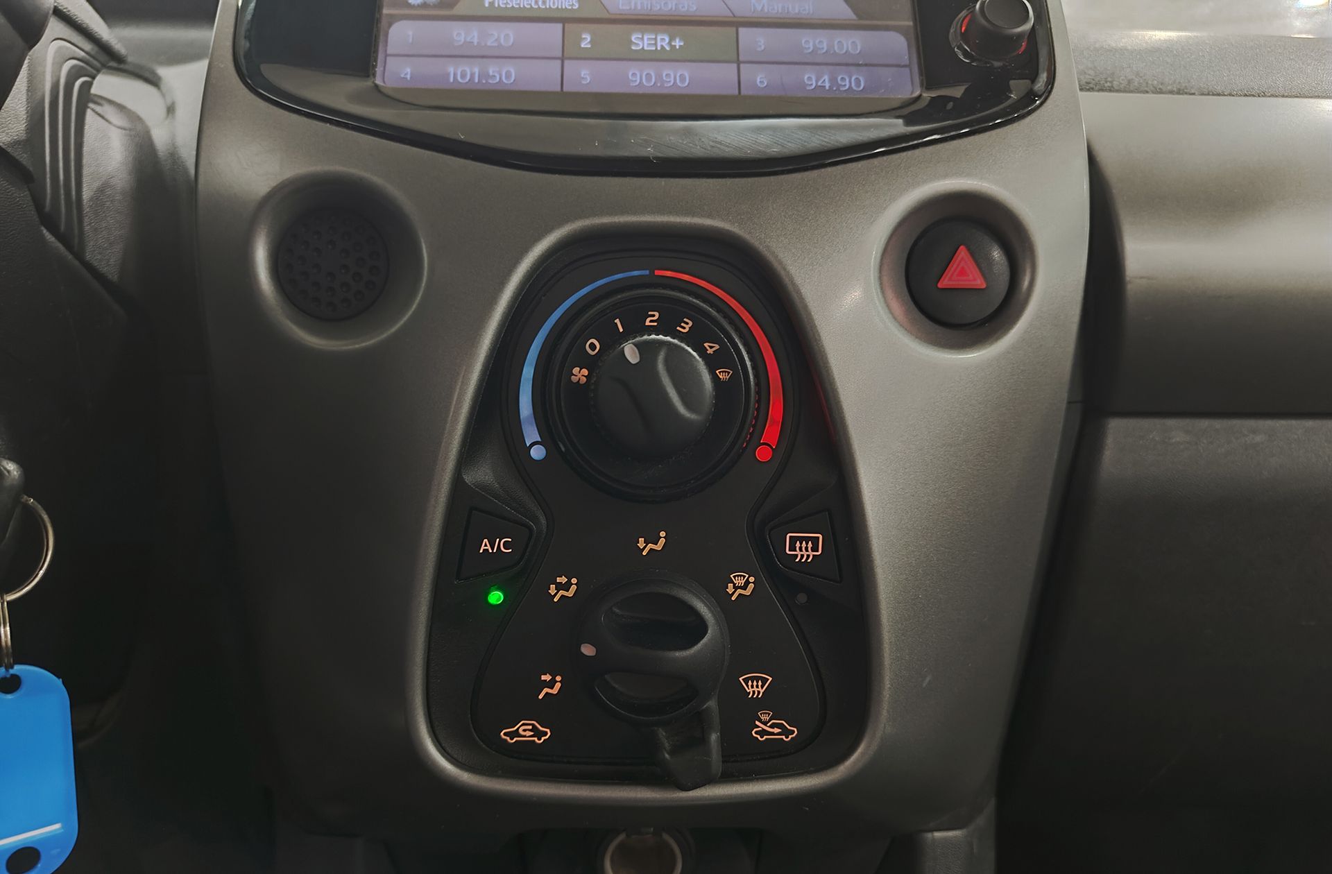 Toyota Aygo 1.0 70 x-play - foto 24
