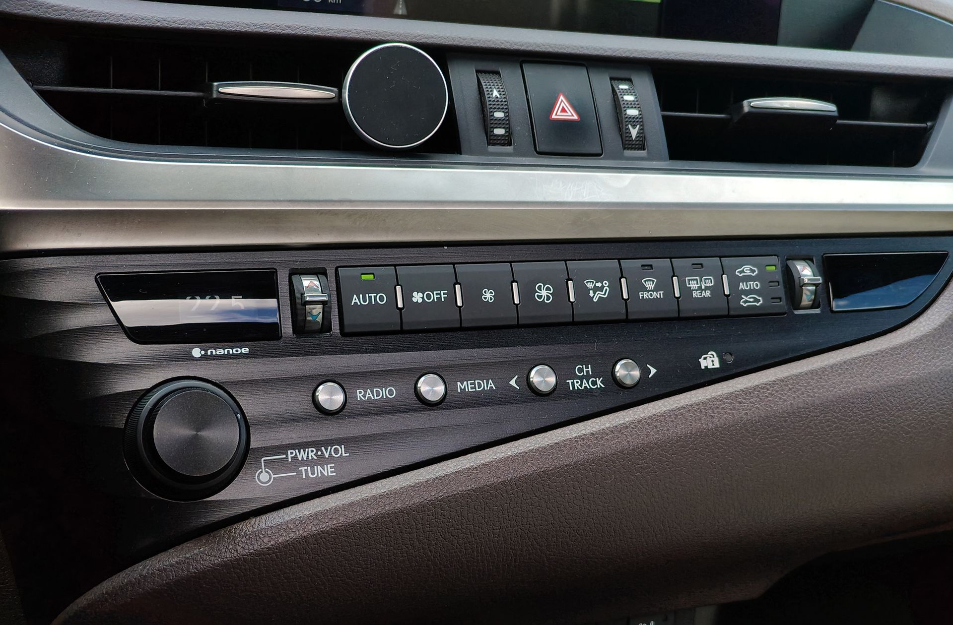 Lexus ES 300h Executive - foto 36