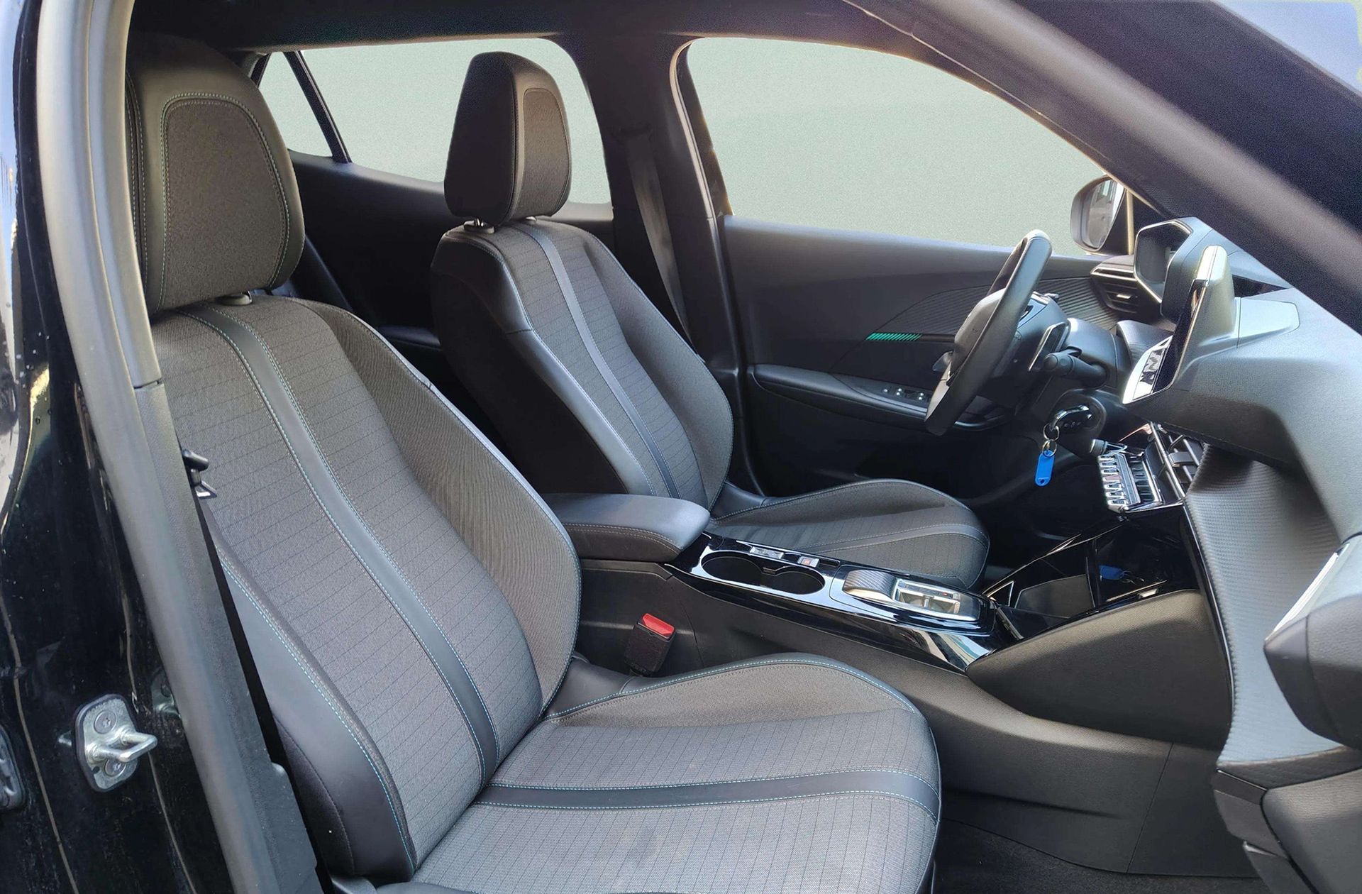 Peugeot 2008 PureTech 130 Allure Pack EAT8 - foto 19