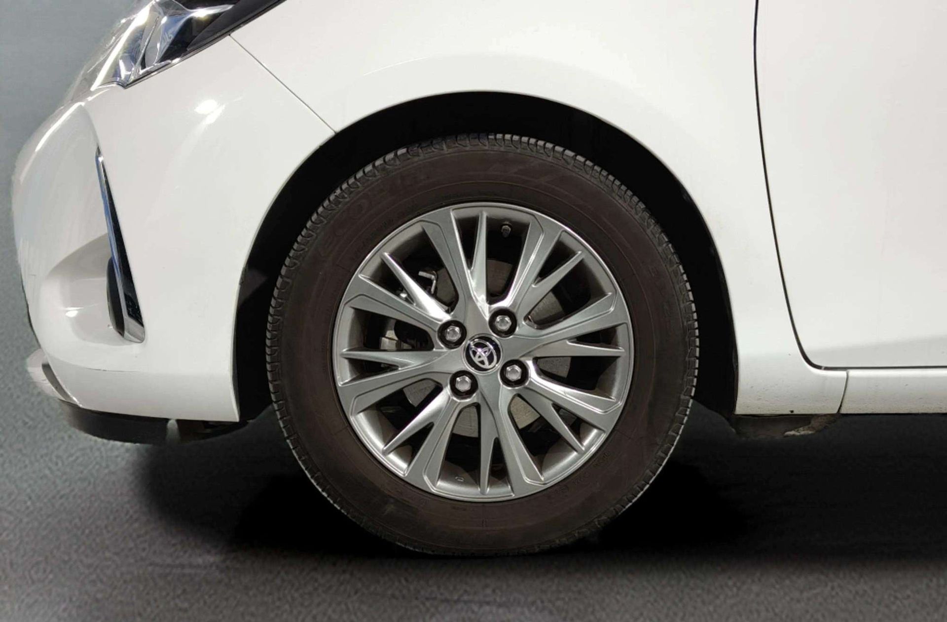 Toyota Yaris 70 Active - foto 32