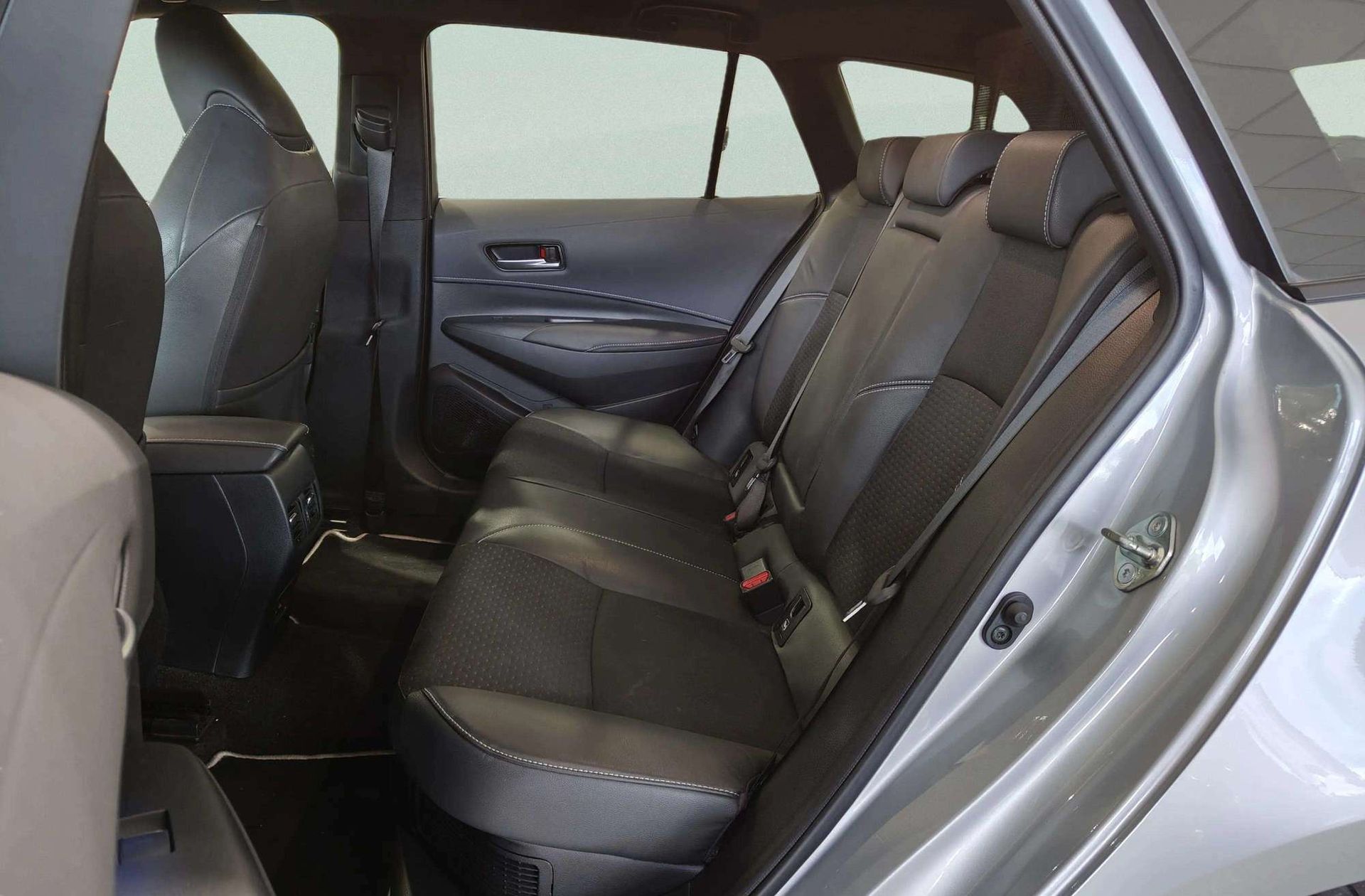 Toyota Corolla 200H Touring Sport Style Edition - foto 16