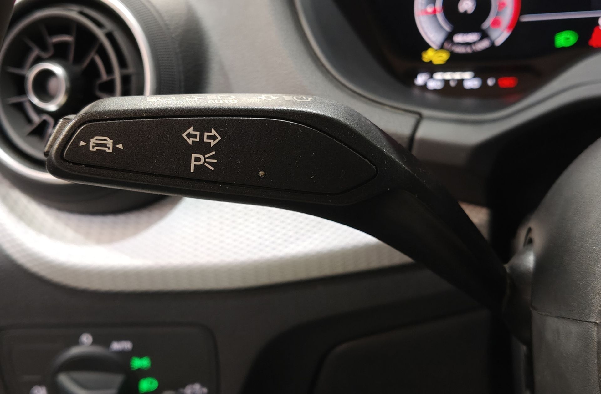 Audi Q2 Advanced 30 TFSI - foto 29