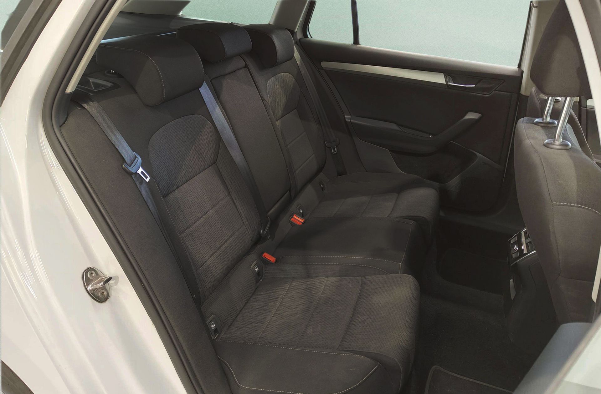 Škoda Superb Combi 2.0 TDI Ambition - foto 18