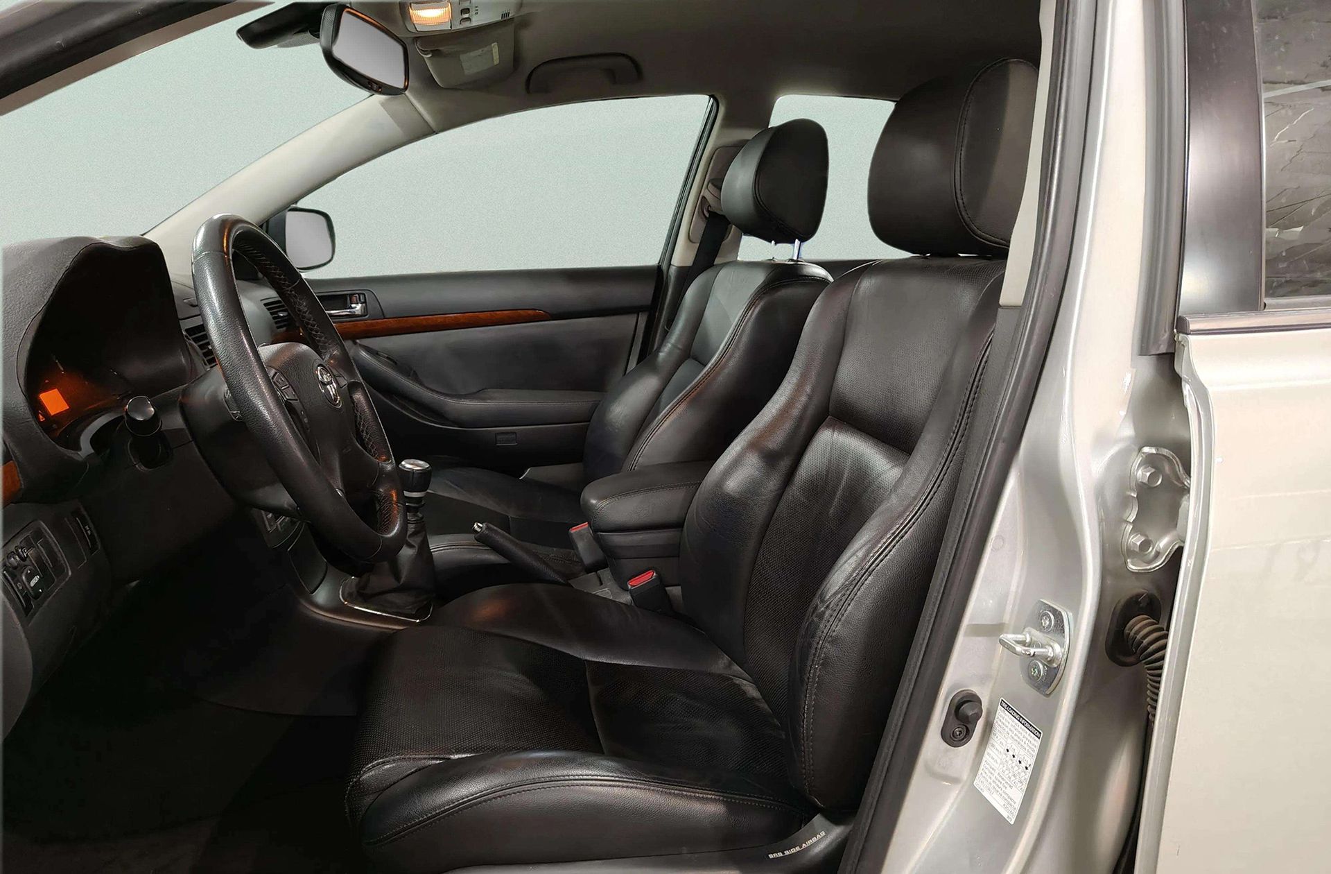 Toyota Avensis 2.2 D-4D Executive - foto 9