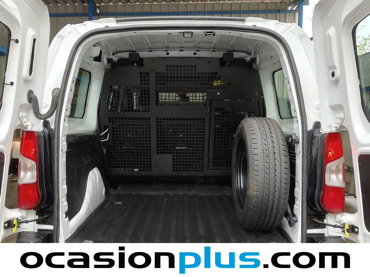 Fotos maletero Peugeot Partner Peugeot Partner Furgon BlueHDi 130 DC Dangel Standard 4X4 (130 CV)