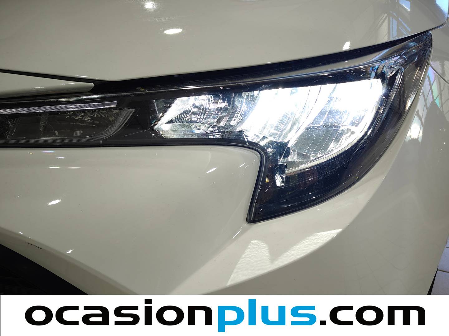 Extras y acabados del Toyota Corolla Toyota Corolla 1.8 125H Business Plus E-CVT (122 CV)