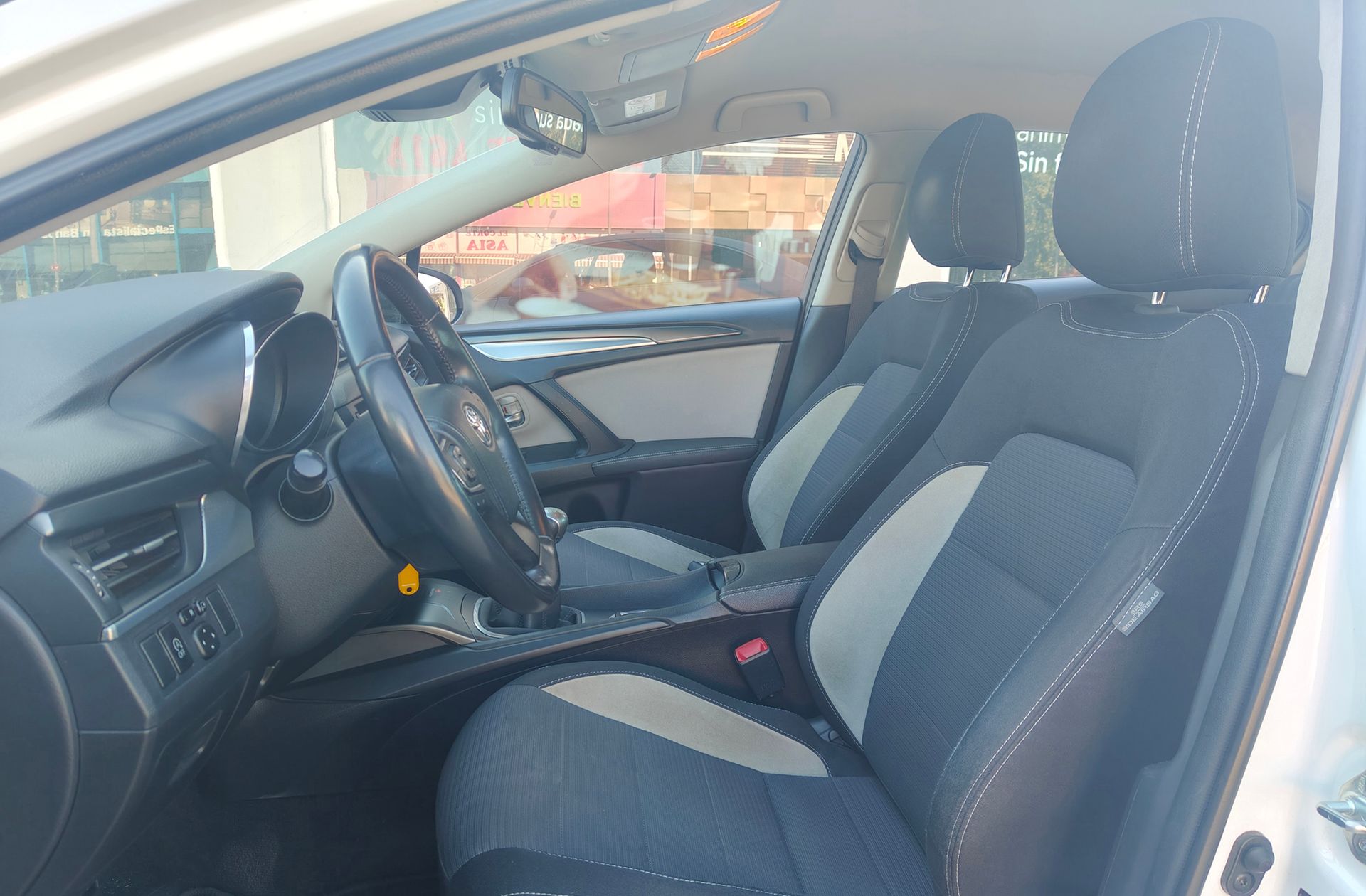 Toyota Avensis 150D Advance - foto 8