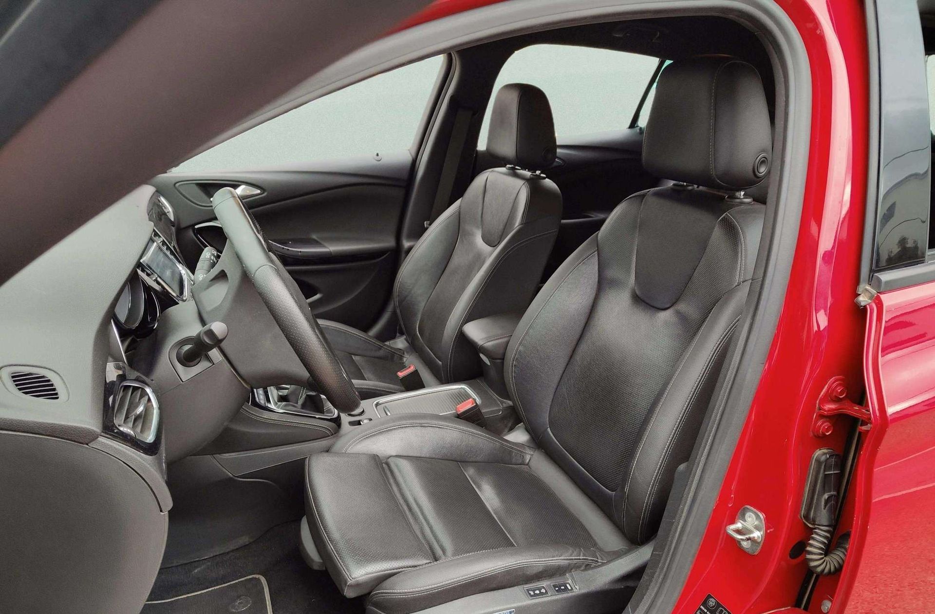 Opel Astra 1.4 Turbo GSi Line - foto 12