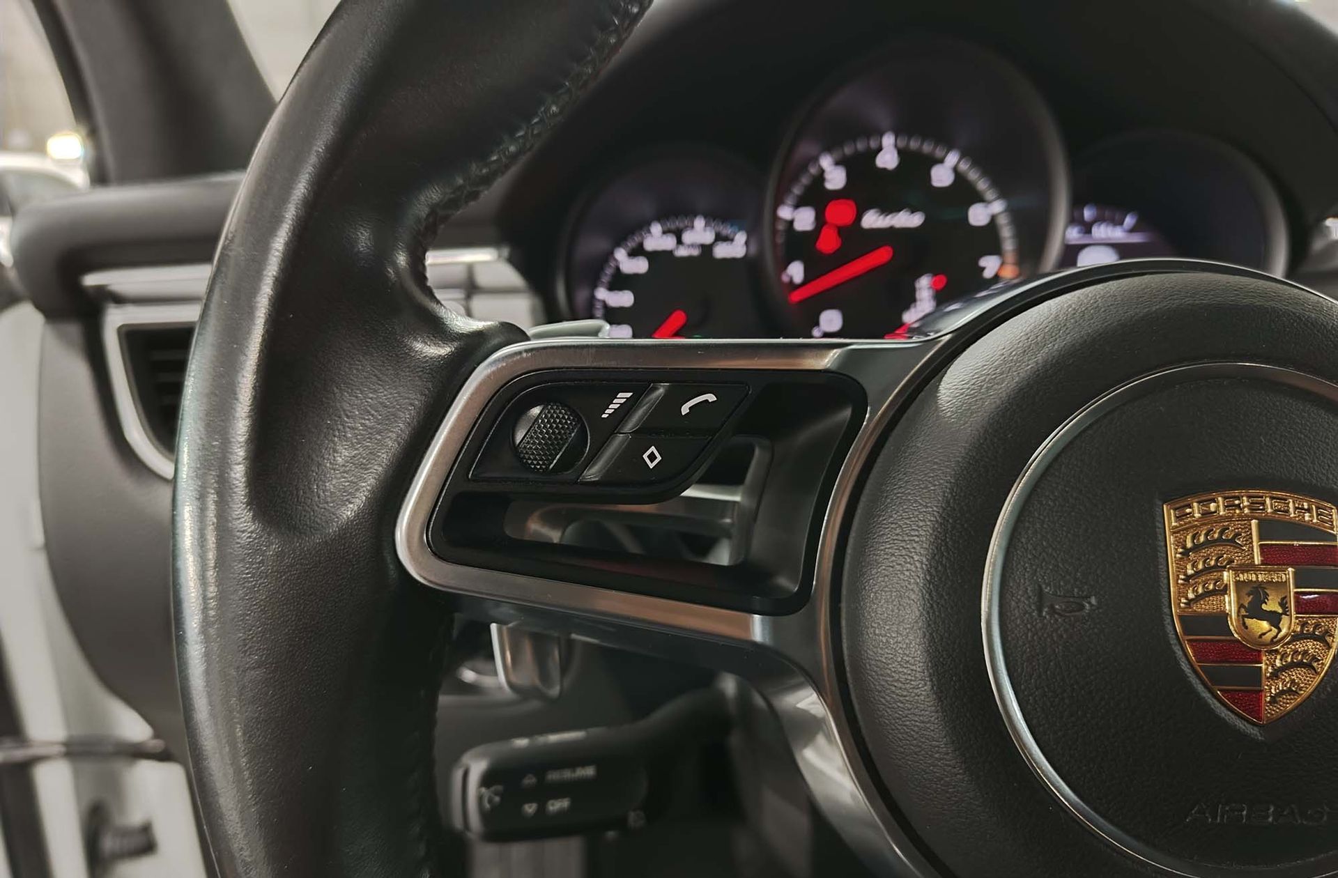 Porsche Macan Turbo - foto 34