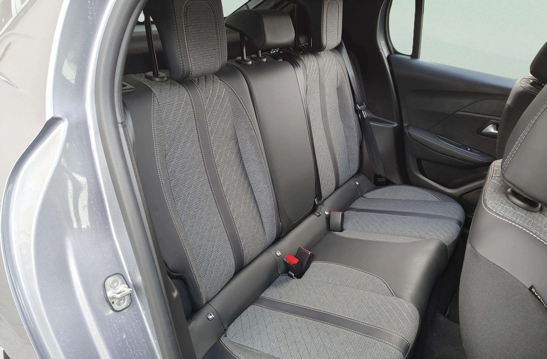 Peugeot 208 Allure Hybrid eDCS6 - foto 19