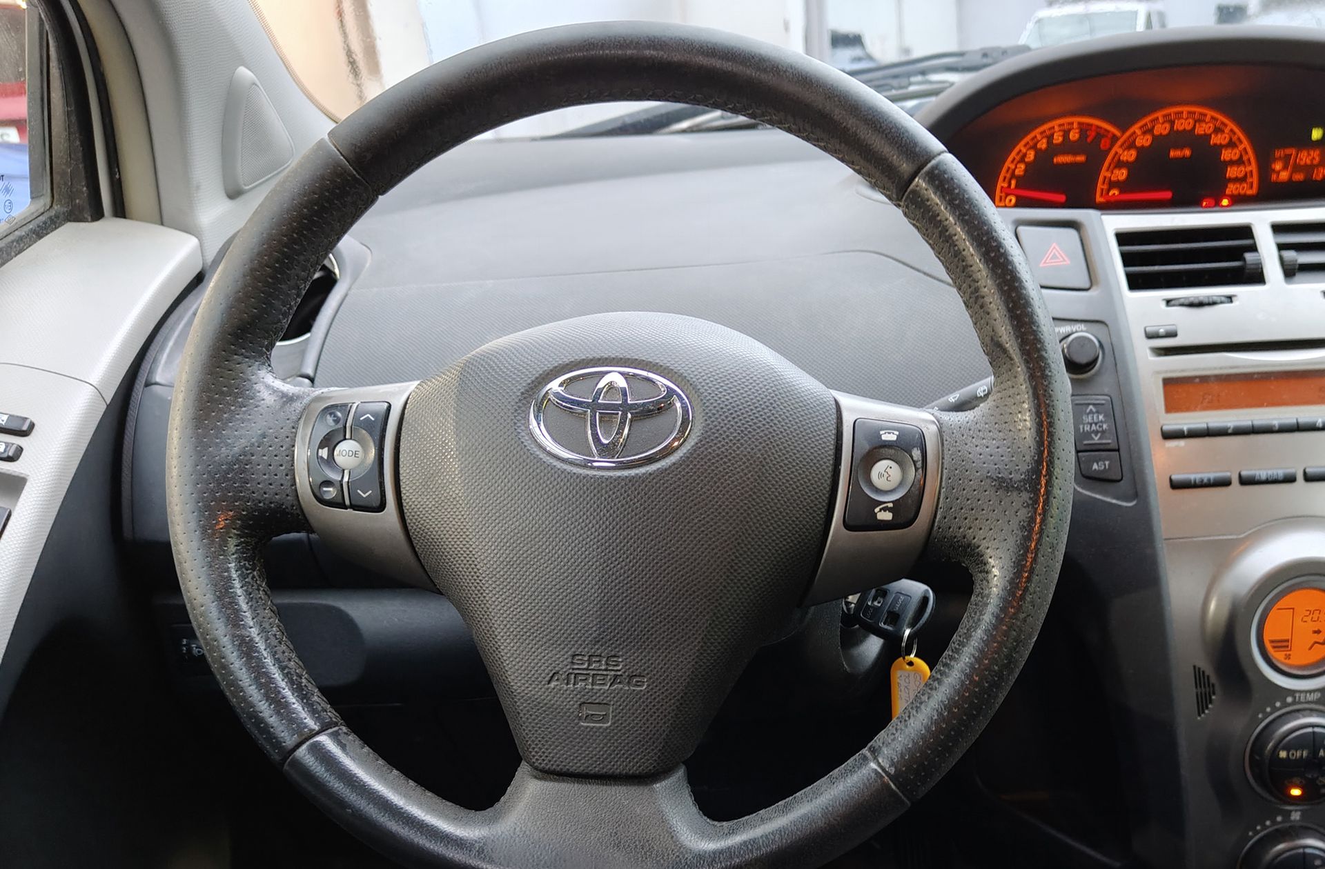 Toyota Yaris 1.3 VVT-I TS - foto 17