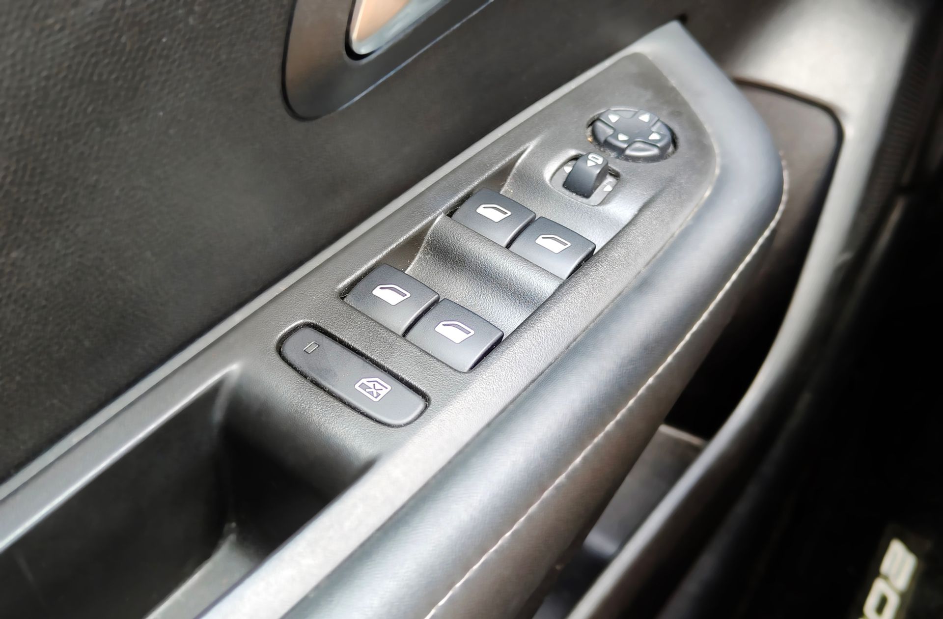 Peugeot 208 Allure Hybrid eDCS6 - foto 42