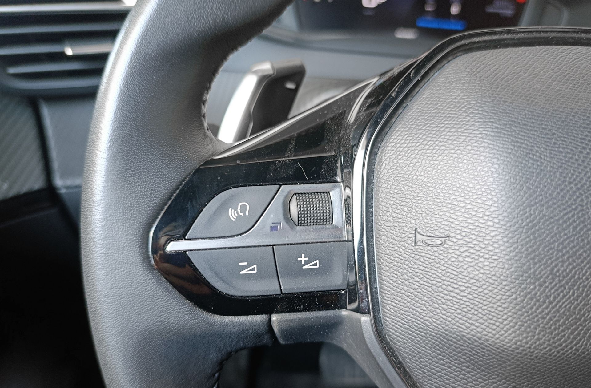 Peugeot 2008 Allure Hybrid eDCS6 - foto 25