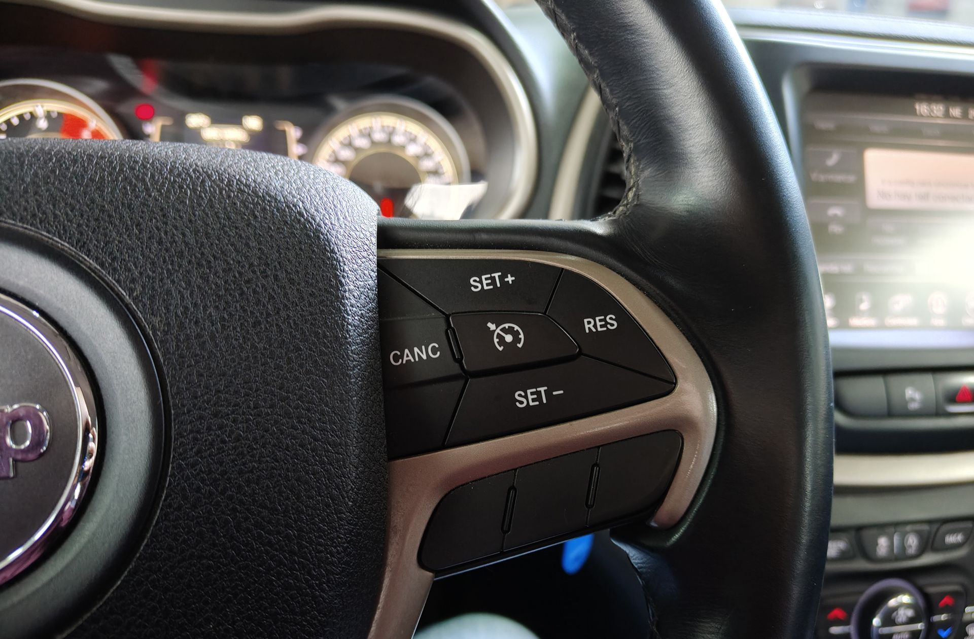 Jeep Cherokee 2.0 CRD Longitude 4x2 - foto 28