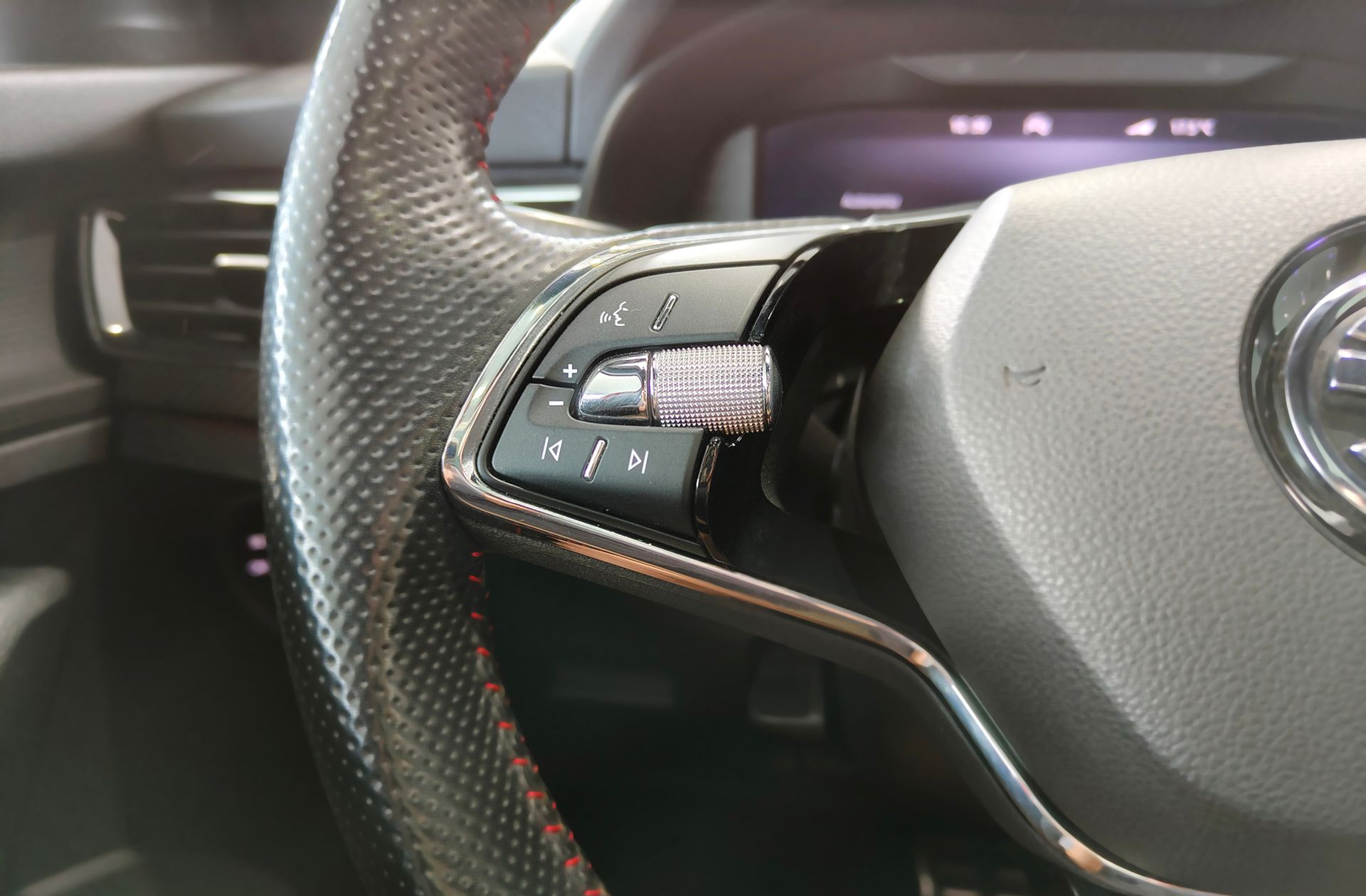 Škoda Kamiq 1.0 TSI Montecarlo DSG - foto 33